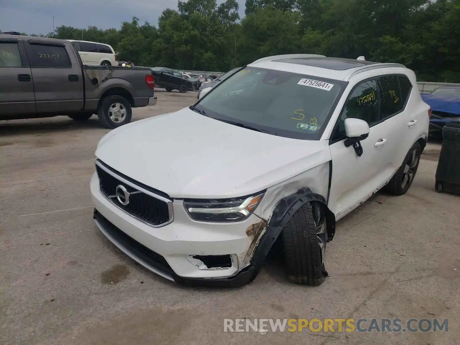 2 Photograph of a damaged car YV4162UK2M2592342 VOLVO XC40 2021