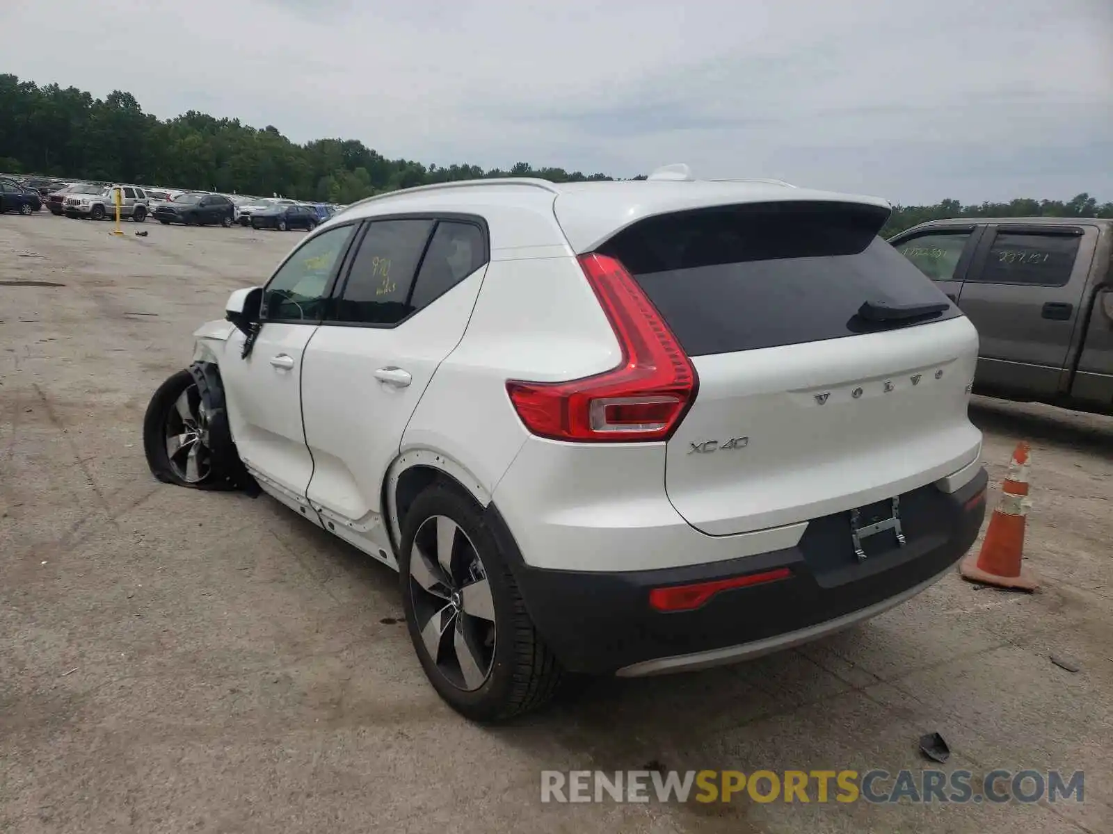 3 Photograph of a damaged car YV4162UK2M2592342 VOLVO XC40 2021