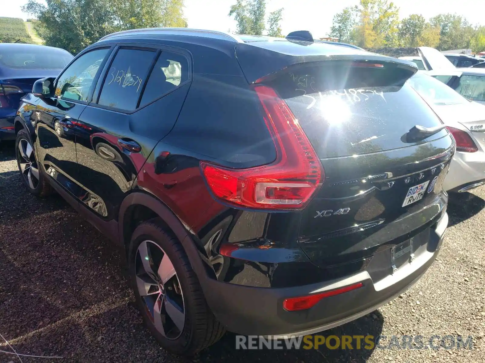 3 Photograph of a damaged car YV4162UK3M2432678 VOLVO XC40 2021