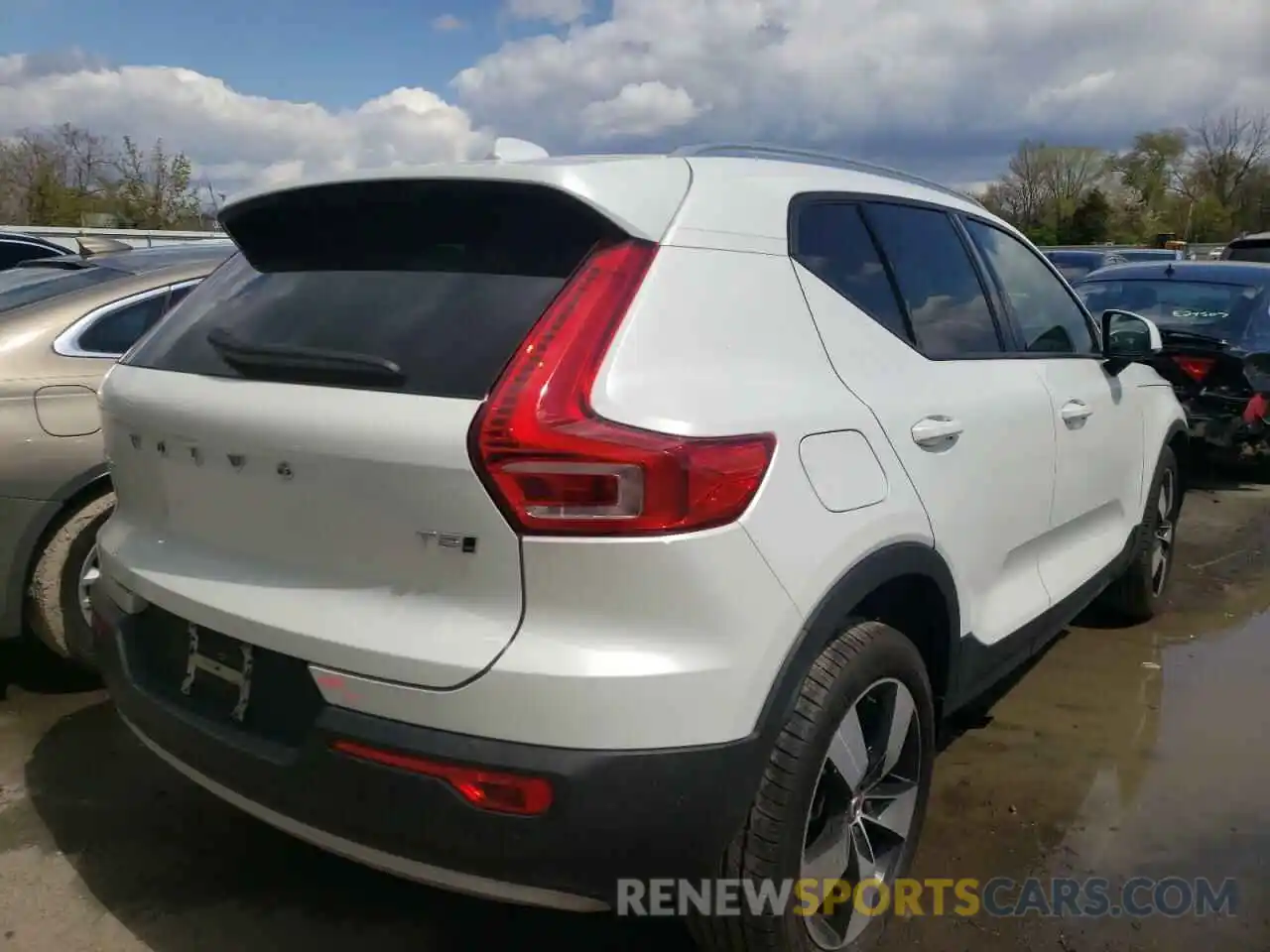 4 Photograph of a damaged car YV4162UK3M2482531 VOLVO XC40 2021