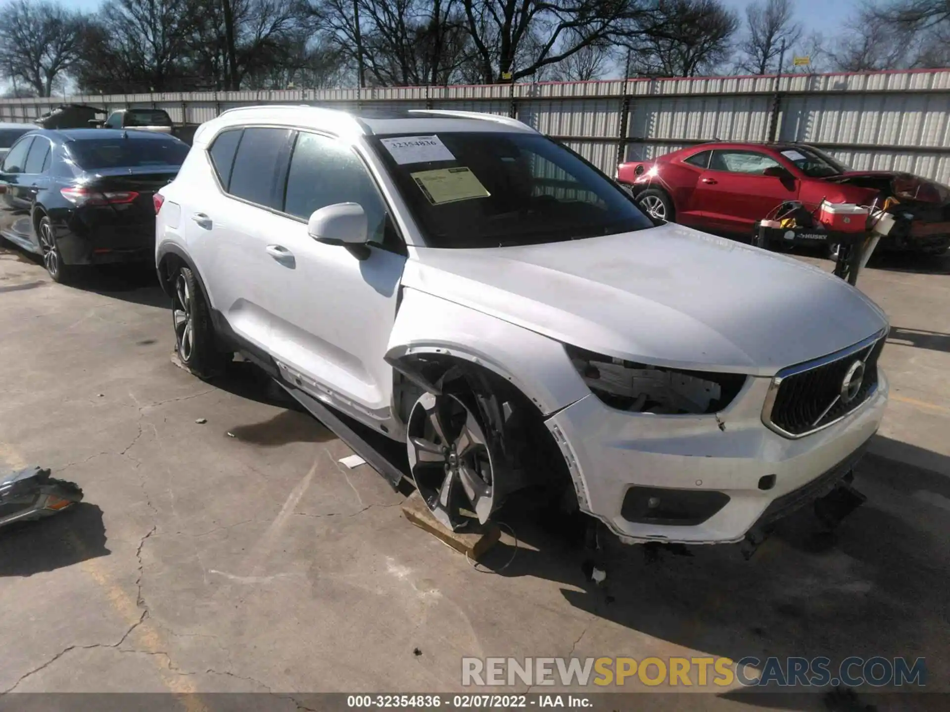 1 Photograph of a damaged car YV4162UK3M2490449 VOLVO XC40 2021