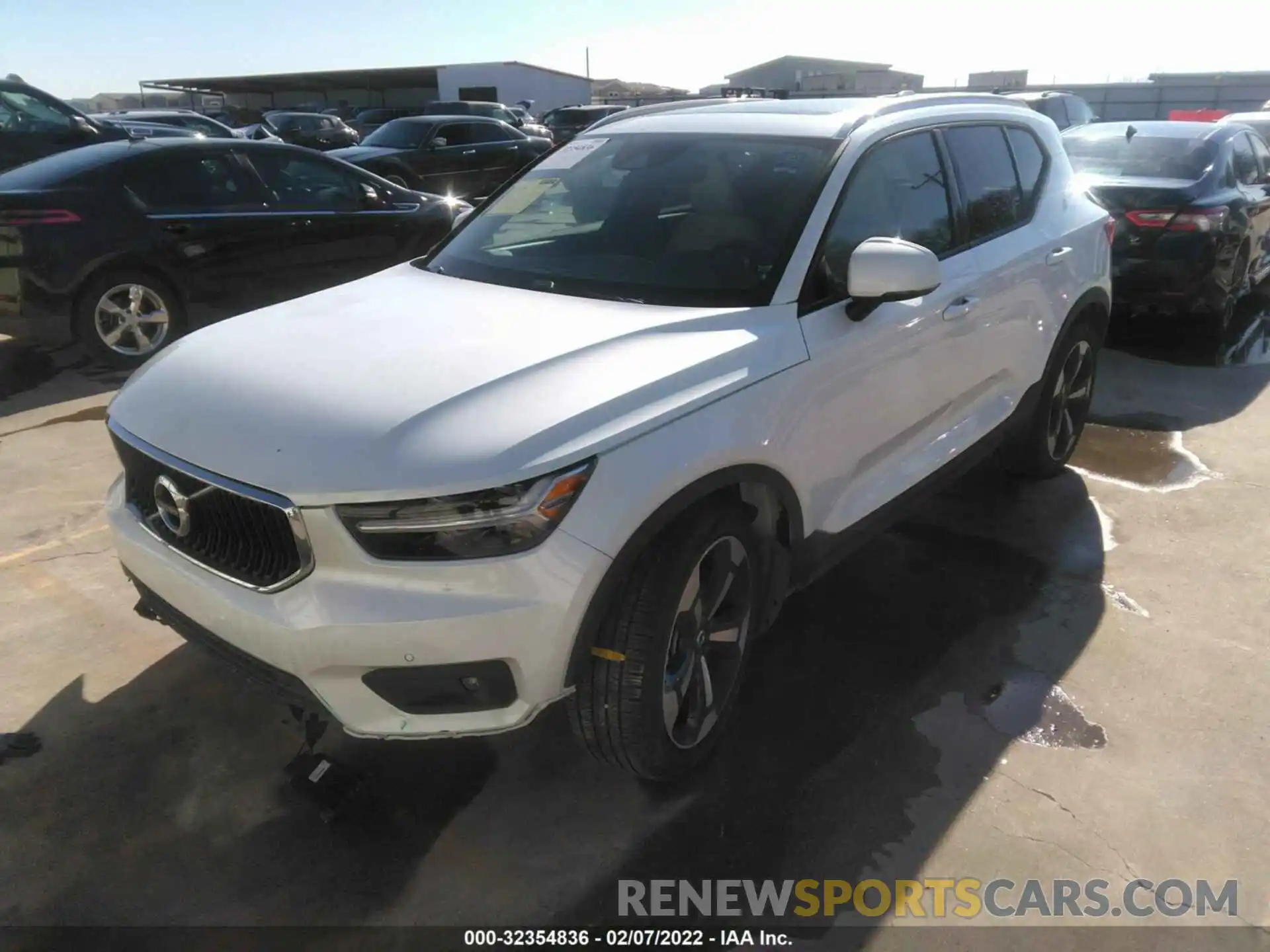 2 Photograph of a damaged car YV4162UK3M2490449 VOLVO XC40 2021