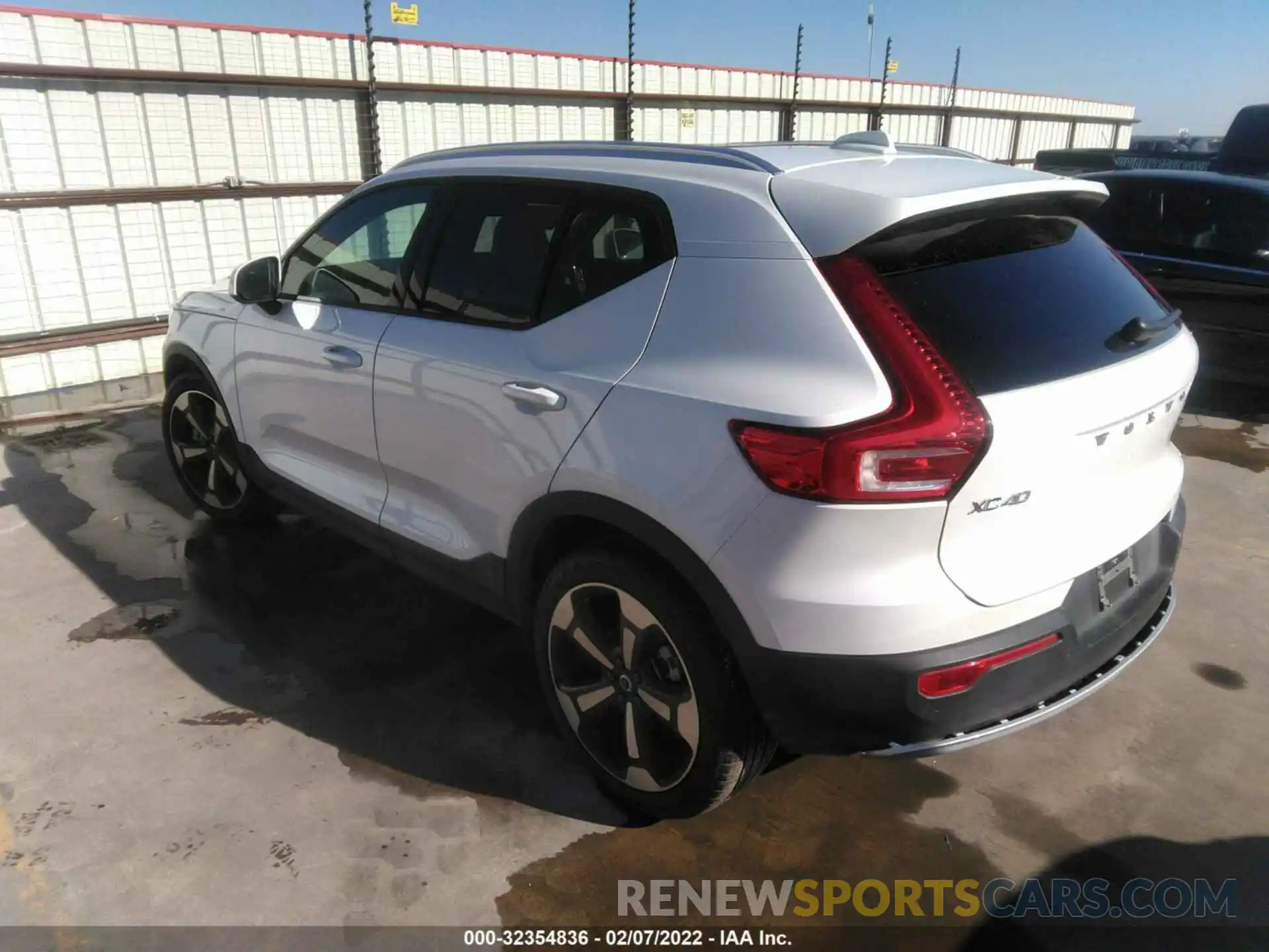 3 Photograph of a damaged car YV4162UK3M2490449 VOLVO XC40 2021