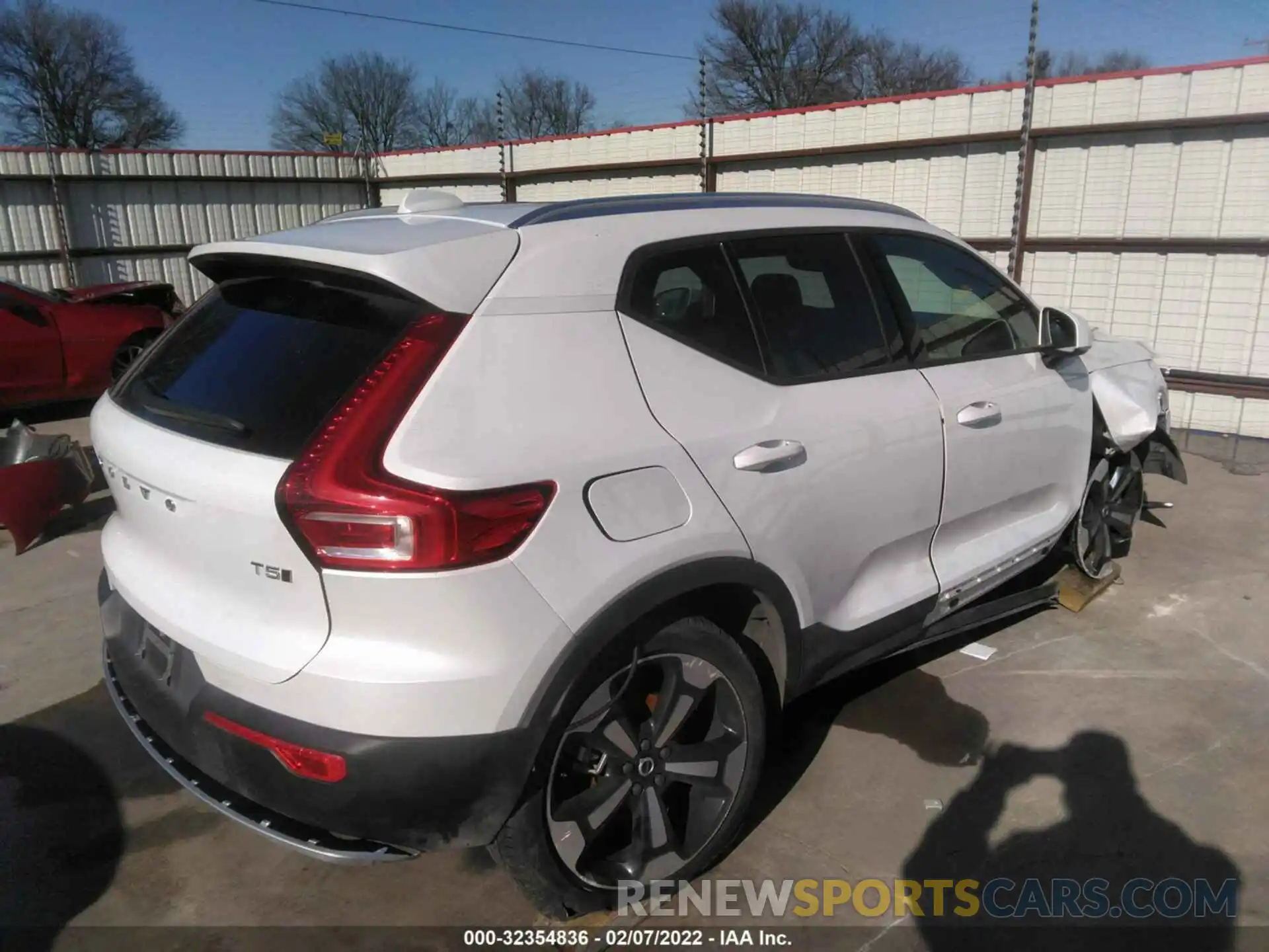 4 Photograph of a damaged car YV4162UK3M2490449 VOLVO XC40 2021