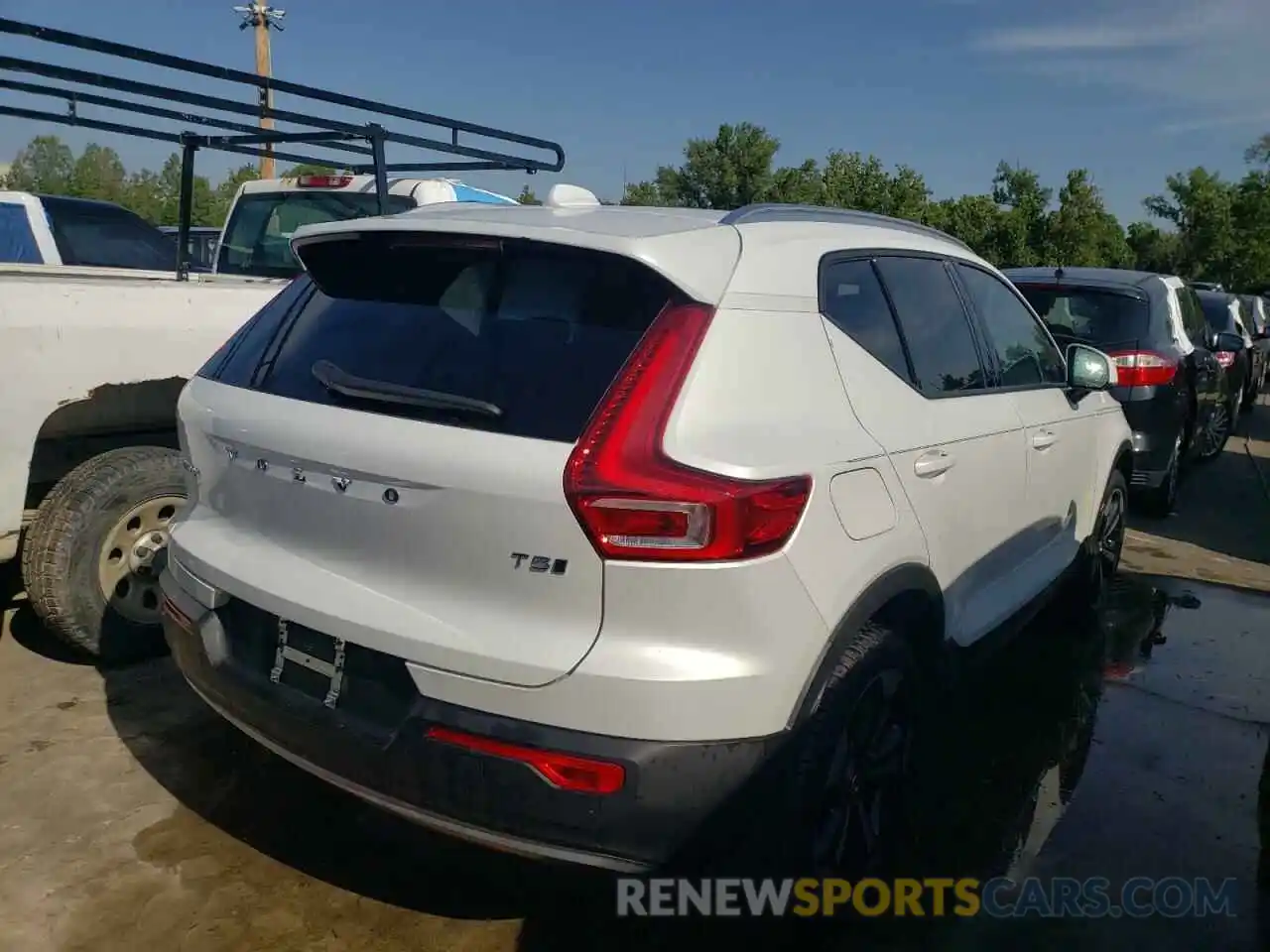 4 Photograph of a damaged car YV4162UK3M2515740 VOLVO XC40 2021