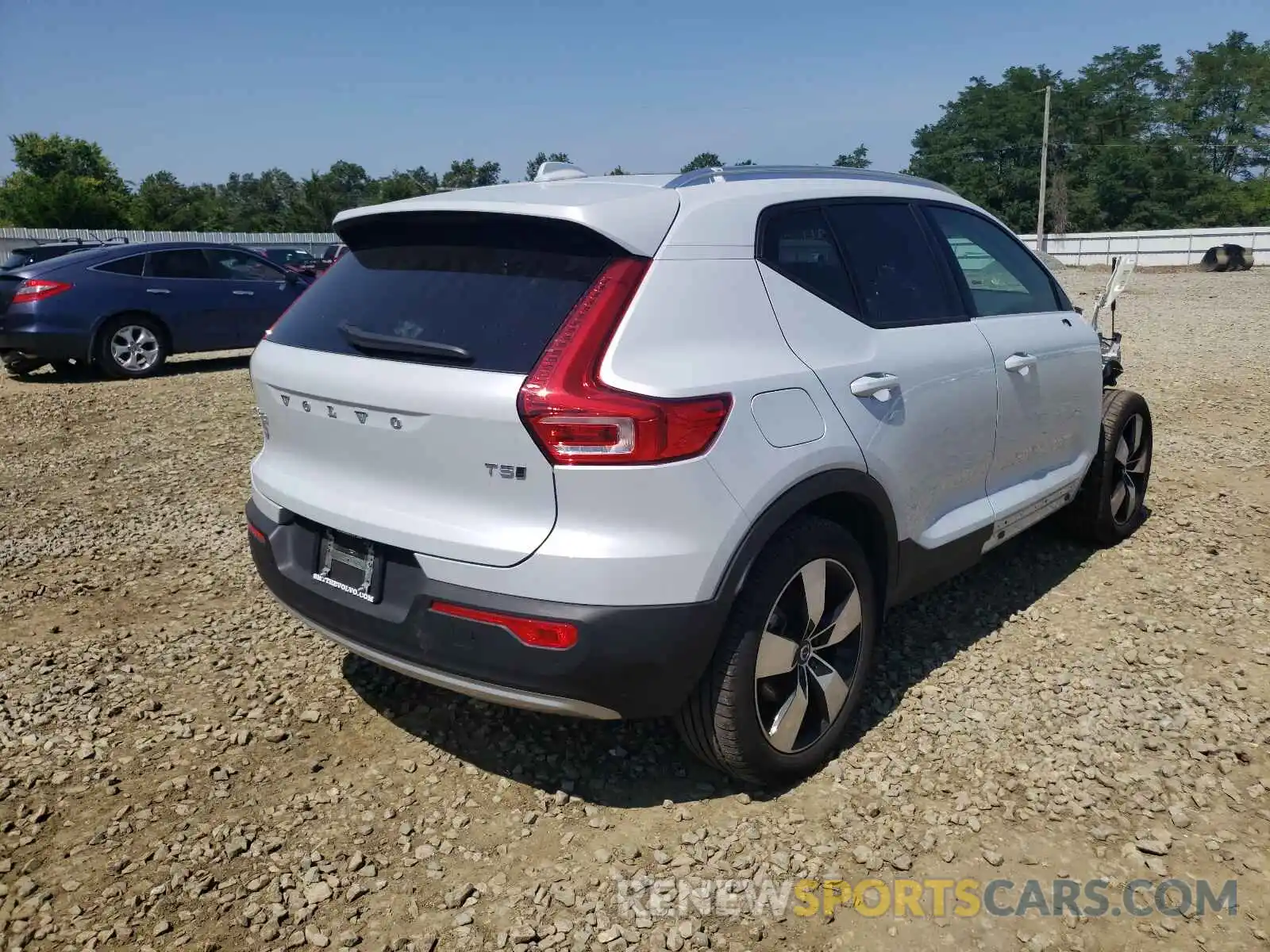 4 Photograph of a damaged car YV4162UK4M2479721 VOLVO XC40 2021