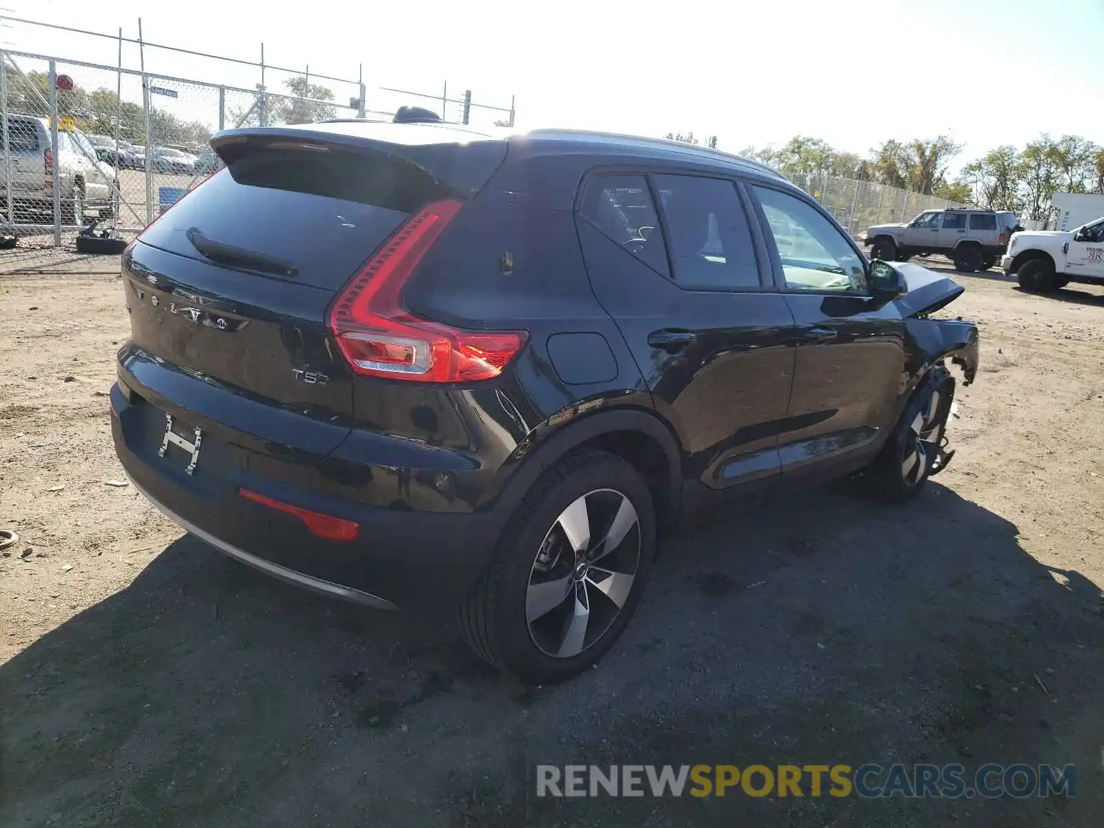 4 Photograph of a damaged car YV4162UK5M2562932 VOLVO XC40 2021