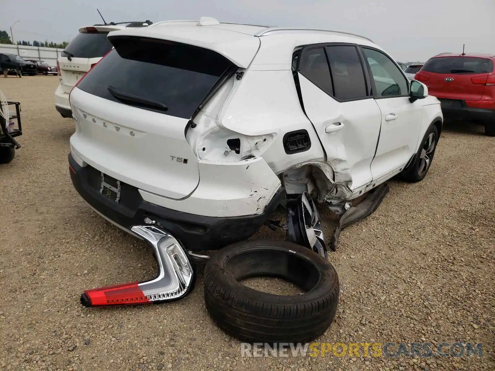 4 Photograph of a damaged car YV4162UK6M2408746 VOLVO XC40 2021