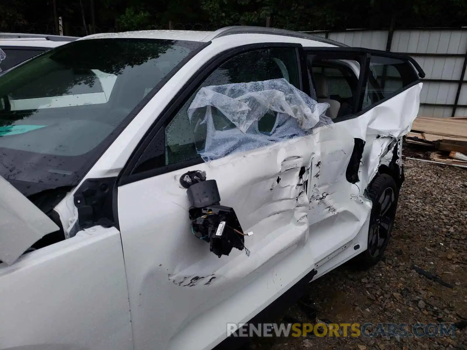 10 Photograph of a damaged car YV4162UK6M2589332 VOLVO XC40 2021