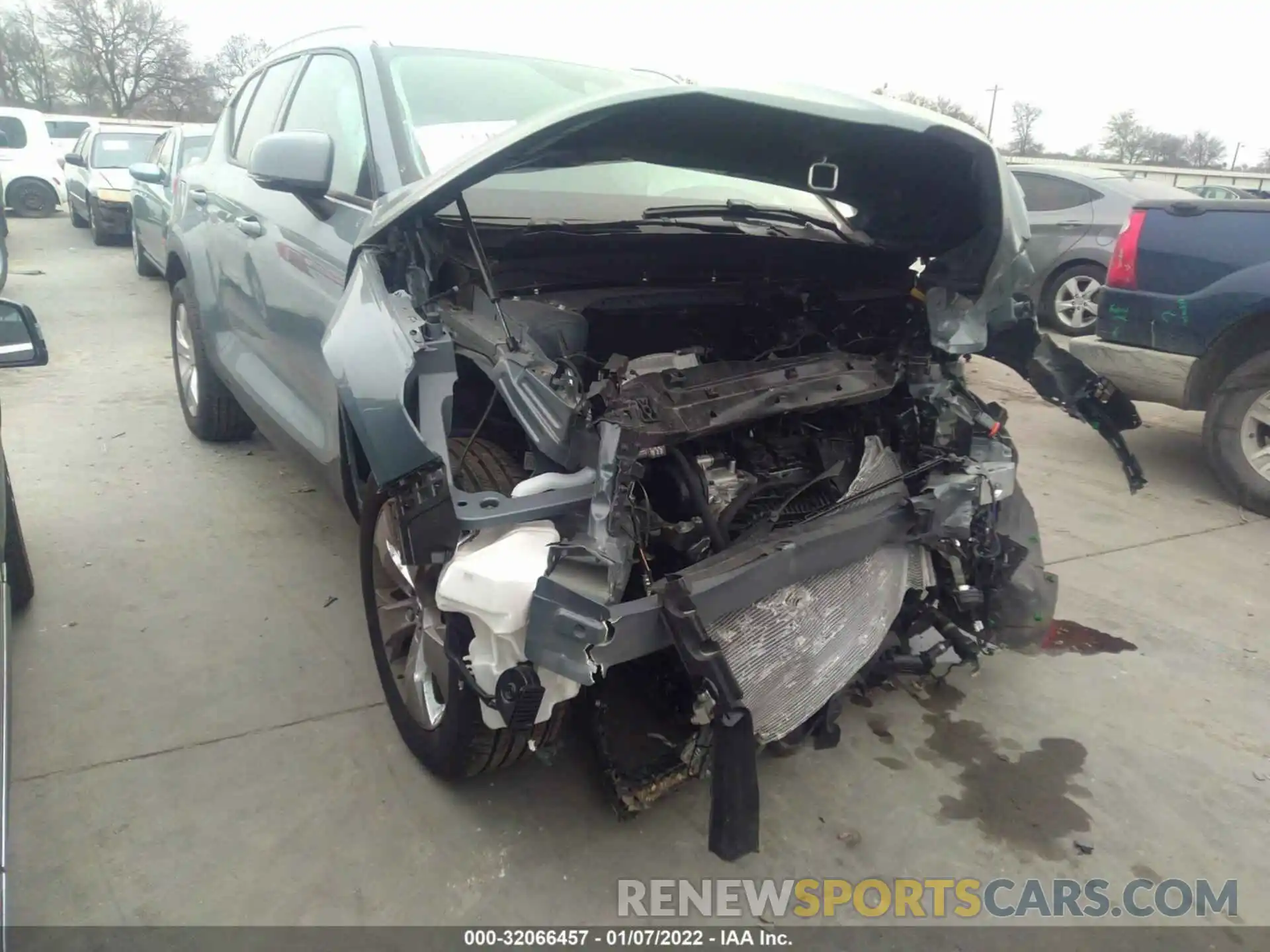 1 Photograph of a damaged car YV4162UK7M2602511 VOLVO XC40 2021