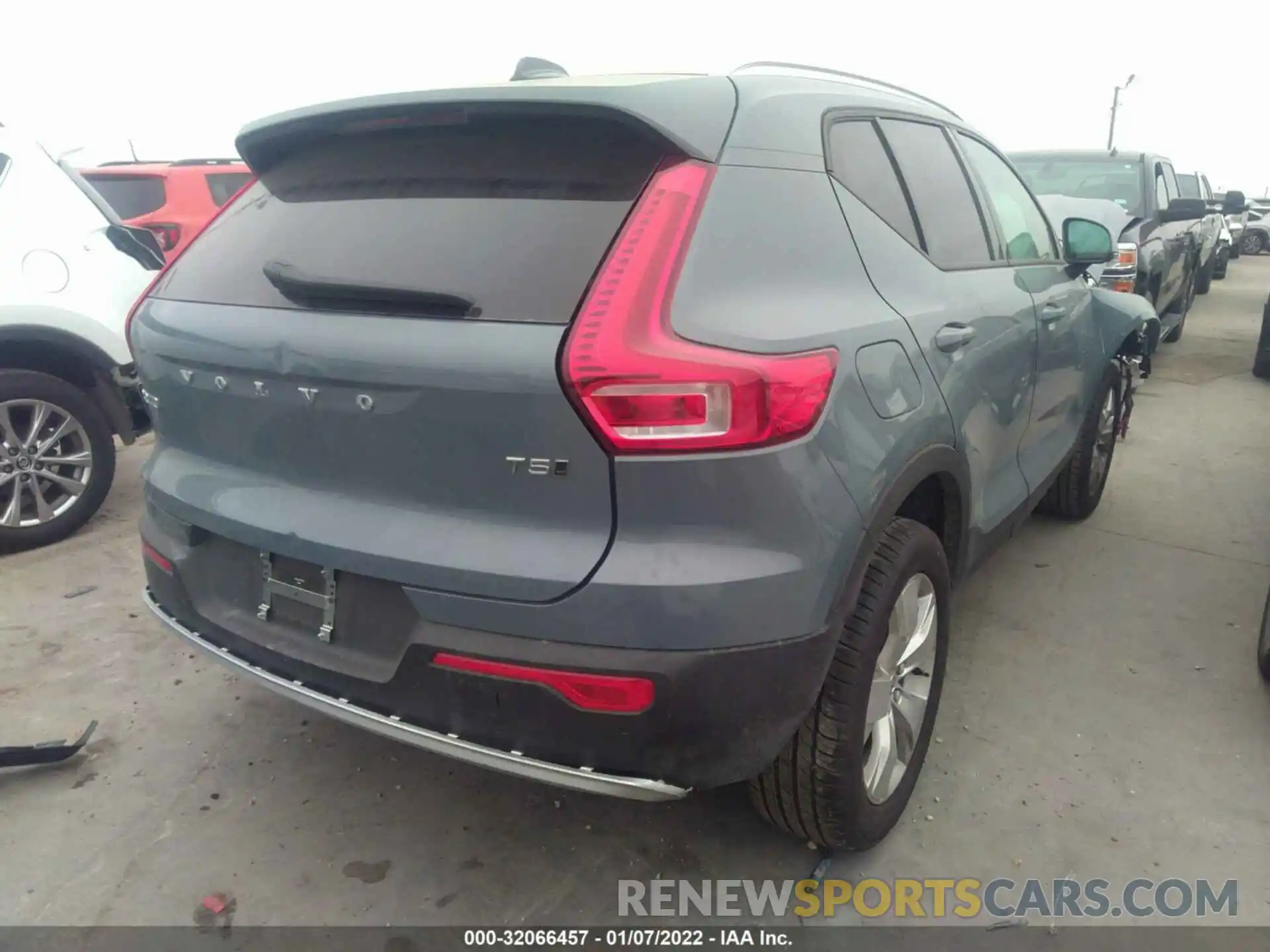 4 Photograph of a damaged car YV4162UK7M2602511 VOLVO XC40 2021