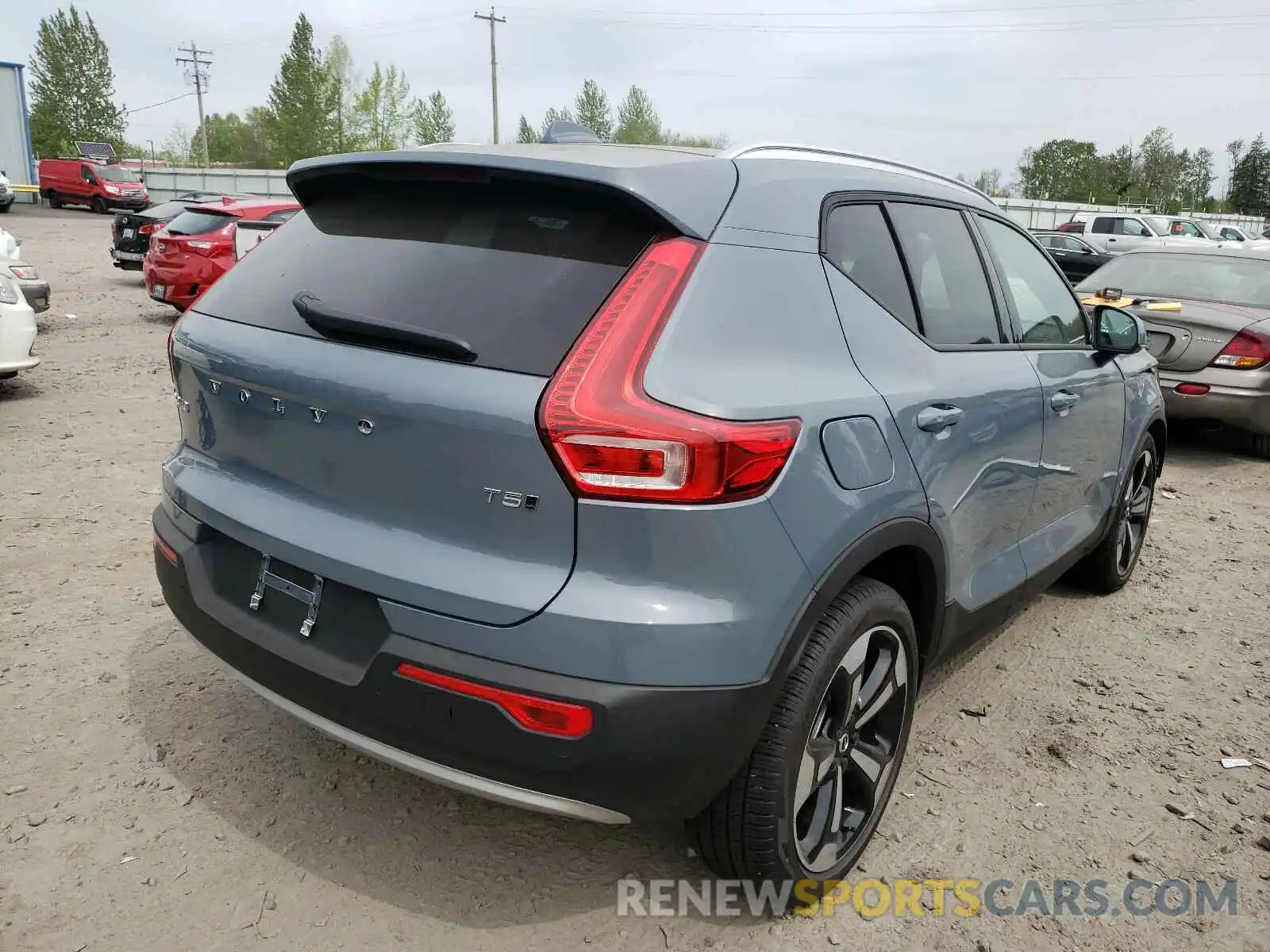 4 Photograph of a damaged car YV4162UK8M2445085 VOLVO XC40 2021