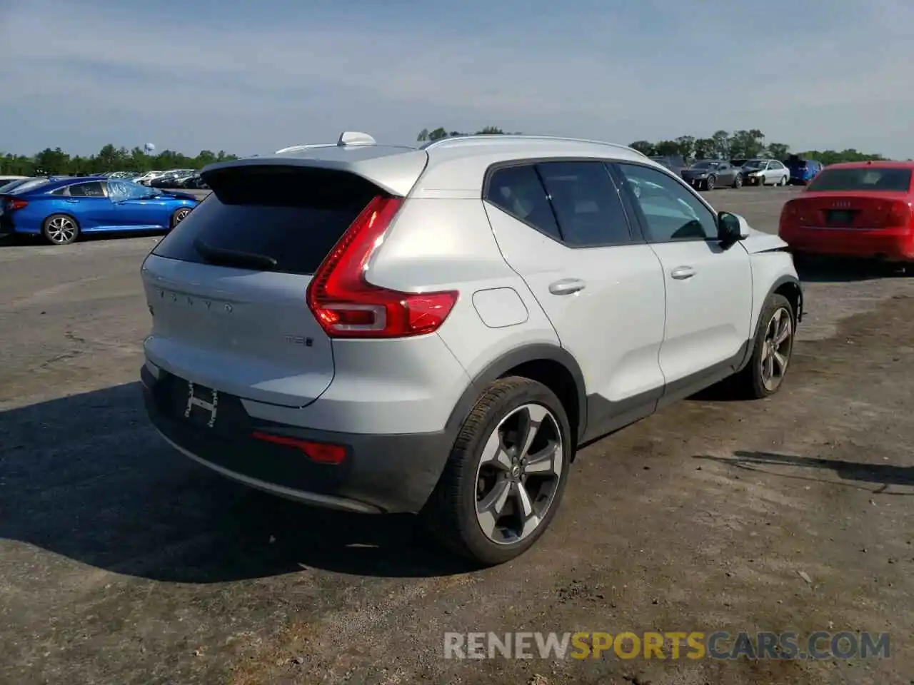 4 Photograph of a damaged car YV4162UK8M2475641 VOLVO XC40 2021