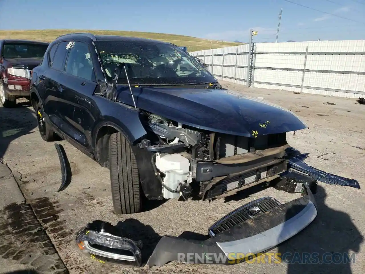 1 Photograph of a damaged car YV4162UK8M2493945 VOLVO XC40 2021