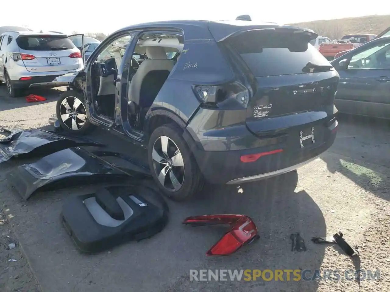 3 Photograph of a damaged car YV4162UK8M2493945 VOLVO XC40 2021