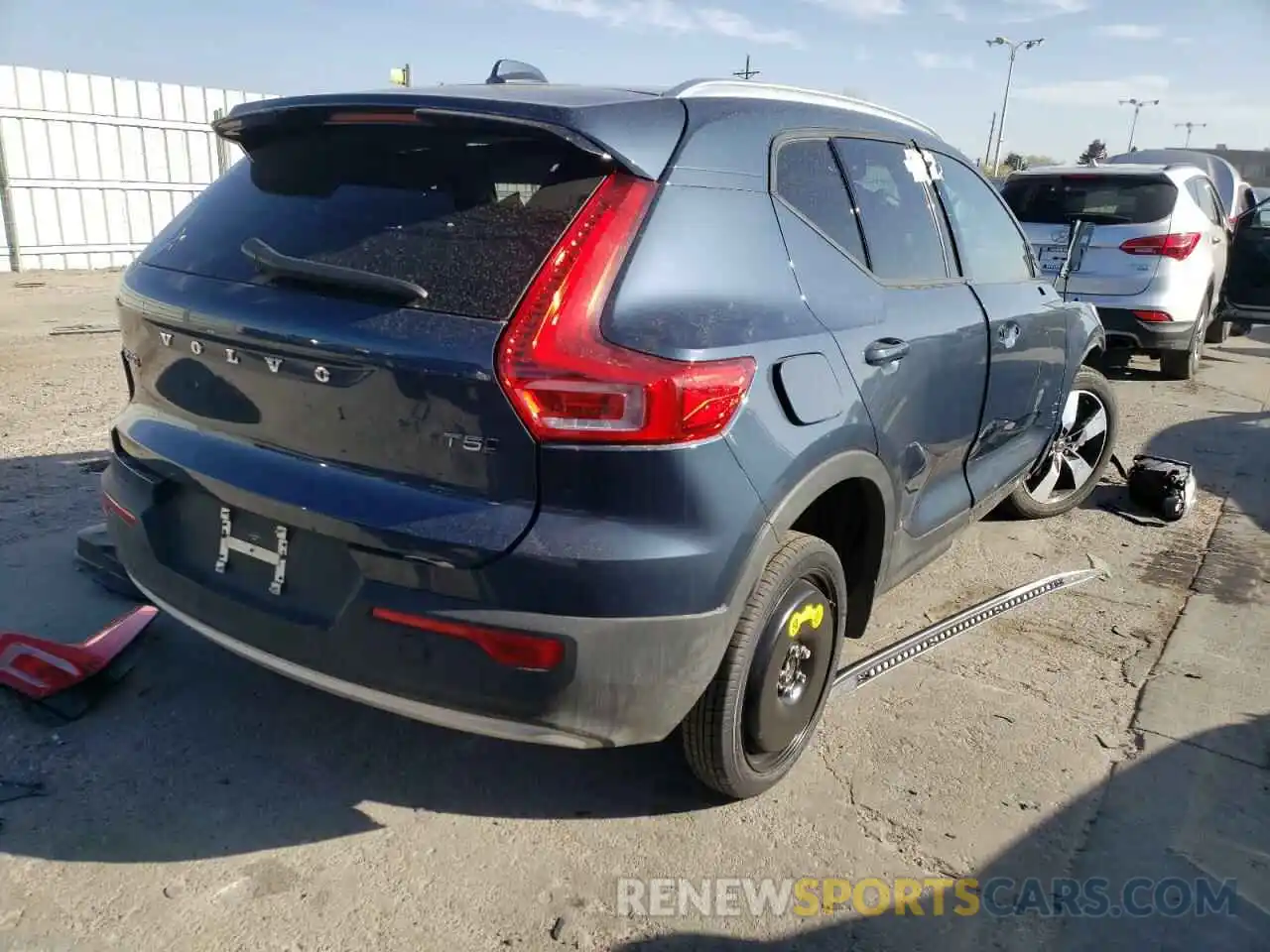 4 Photograph of a damaged car YV4162UK8M2493945 VOLVO XC40 2021