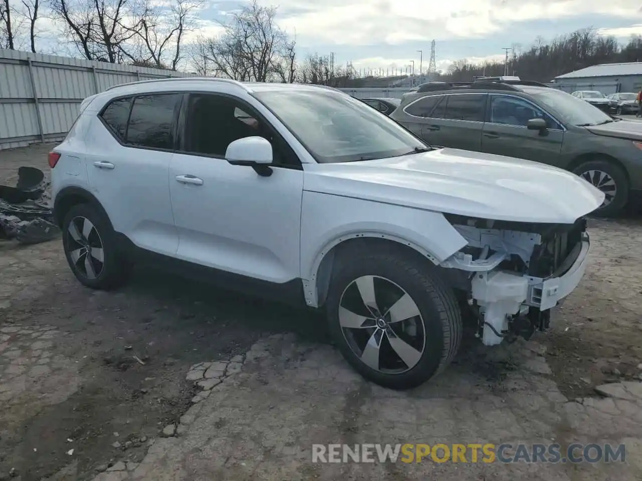 4 Photograph of a damaged car YV4162UK8M2497025 VOLVO XC40 2021