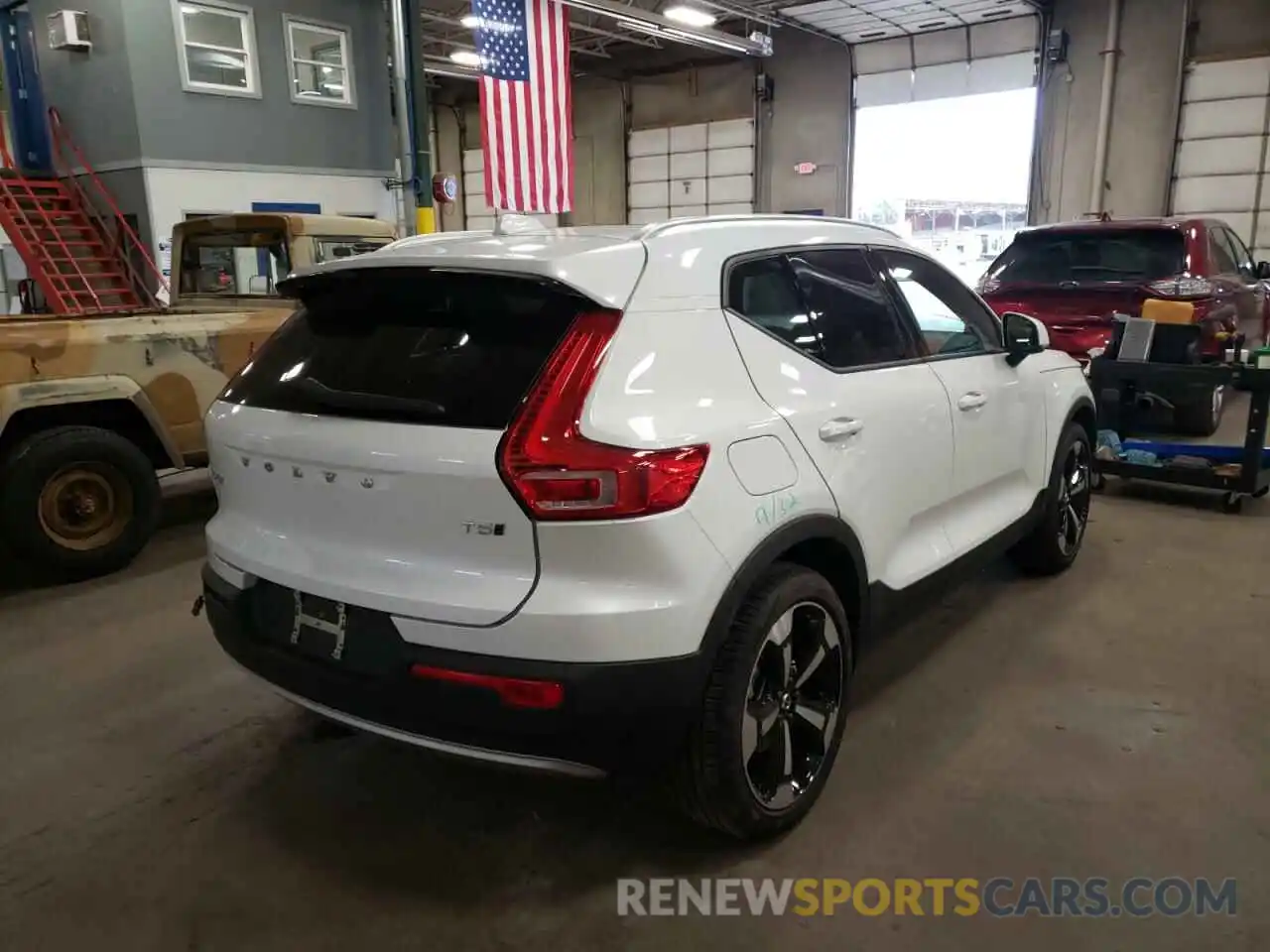 4 Photograph of a damaged car YV4162UK8M2557837 VOLVO XC40 2021