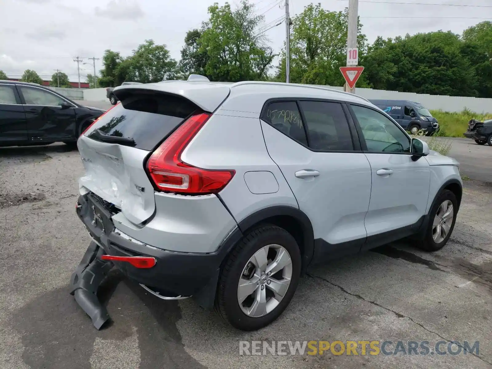 4 Photograph of a damaged car YV4162UK9M2456077 VOLVO XC40 2021