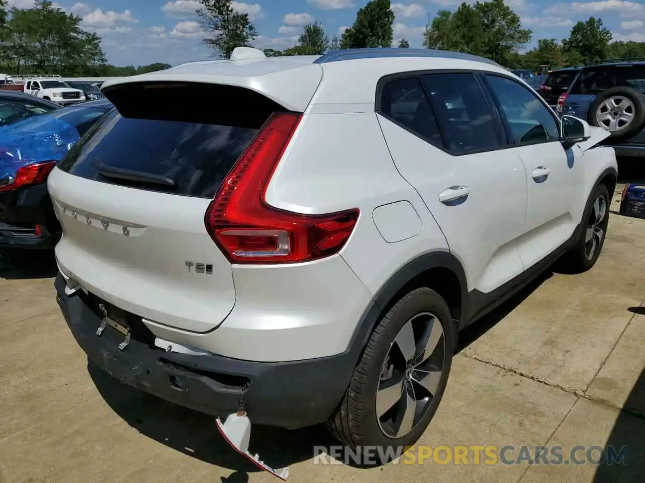 4 Photograph of a damaged car YV4162UK9M2561587 VOLVO XC40 2021