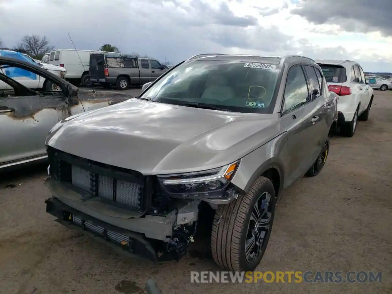 2 Photograph of a damaged car YV4162UL3M2486197 VOLVO XC40 2021