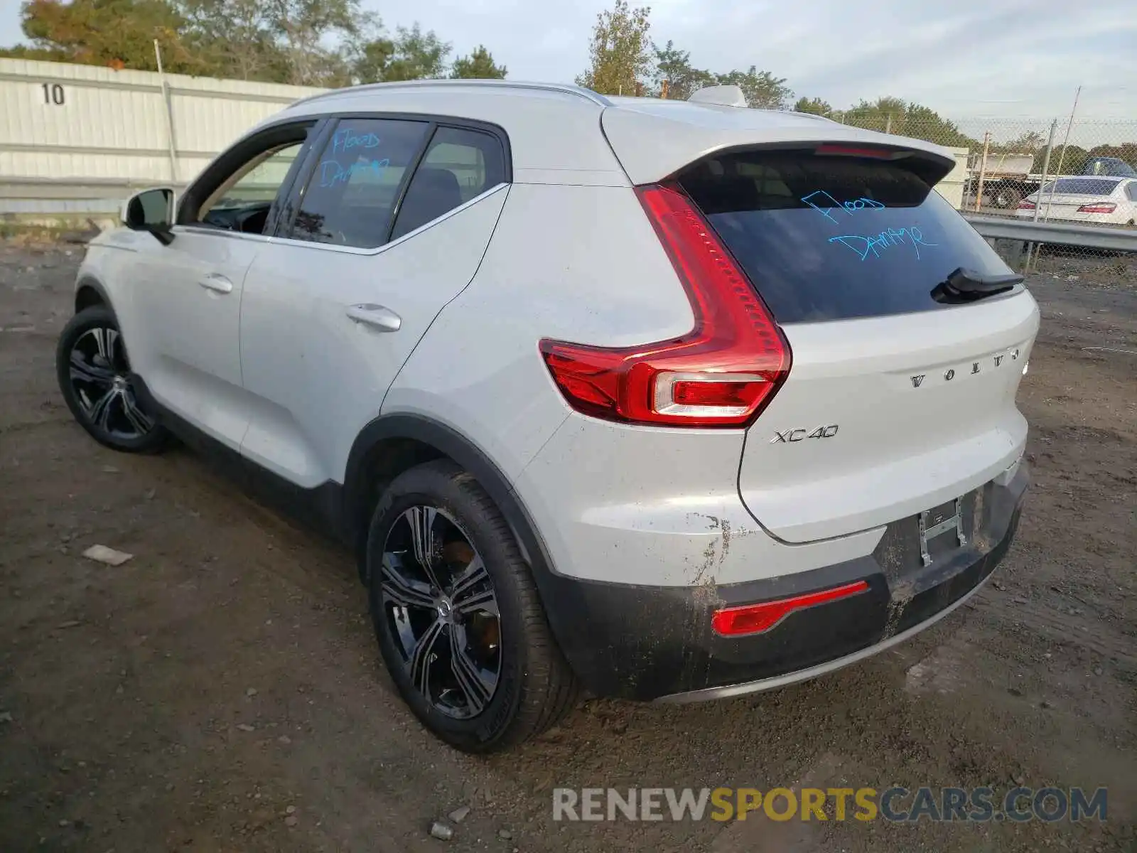 3 Photograph of a damaged car YV4162UL4M2433475 VOLVO XC40 2021