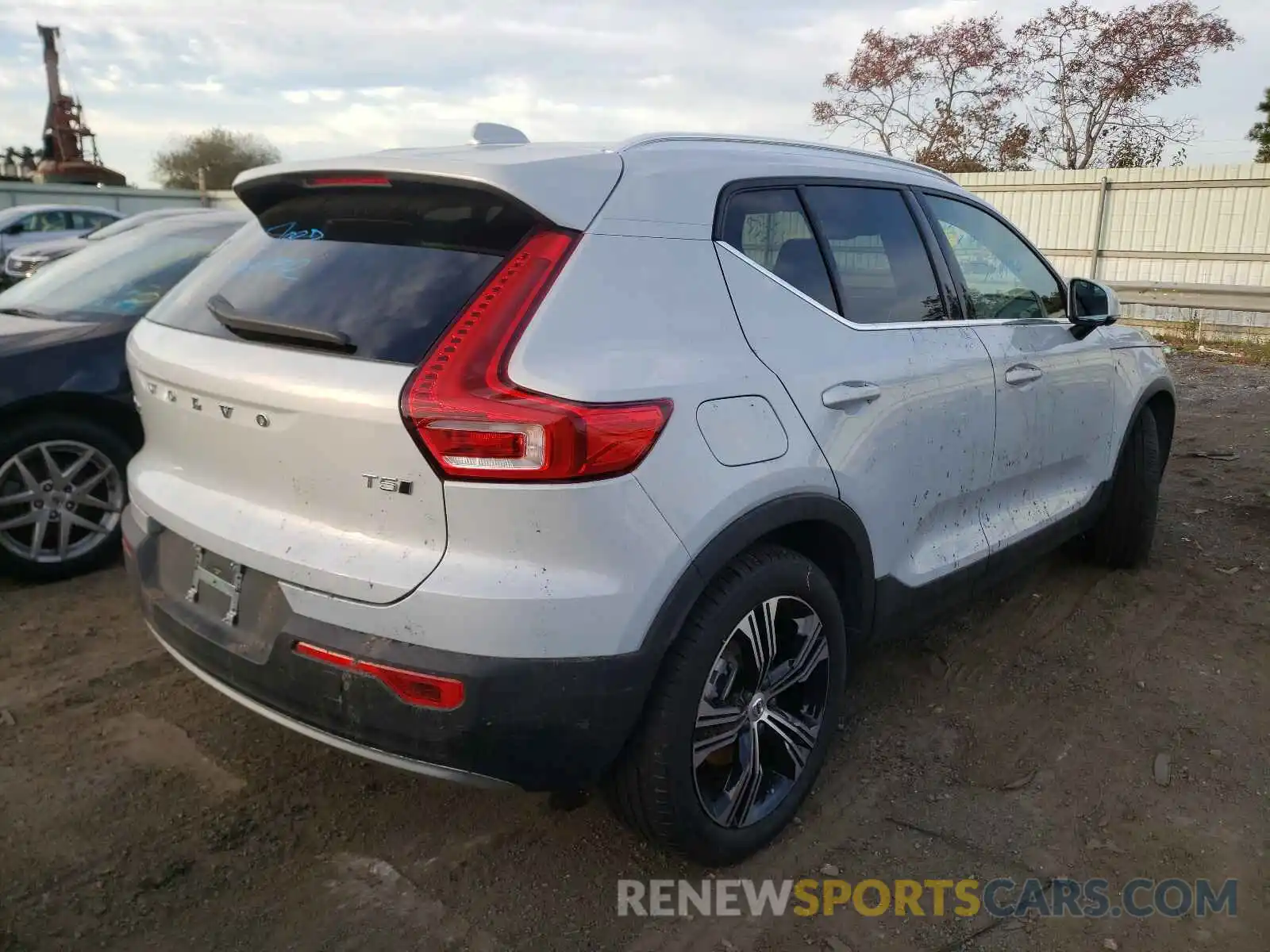 4 Photograph of a damaged car YV4162UL4M2433475 VOLVO XC40 2021