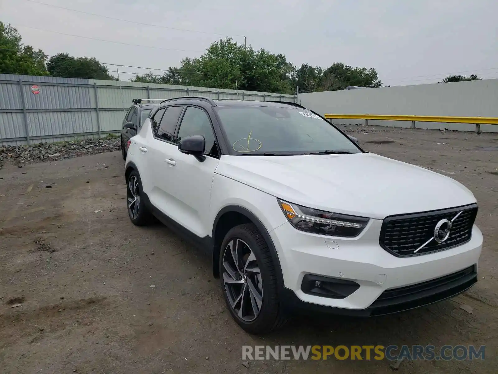 1 Photograph of a damaged car YV4162UM0M2483881 VOLVO XC40 2021