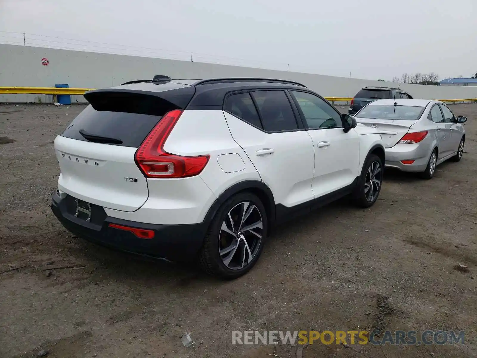 4 Photograph of a damaged car YV4162UM0M2483881 VOLVO XC40 2021