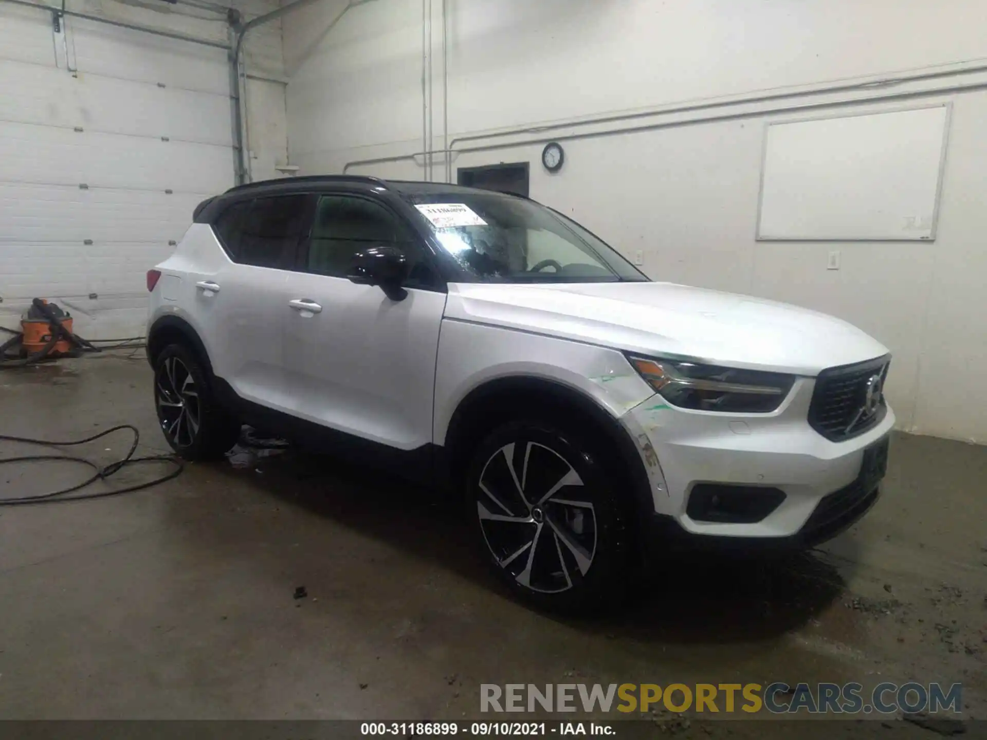 1 Photograph of a damaged car YV4162UM0M2498493 VOLVO XC40 2021