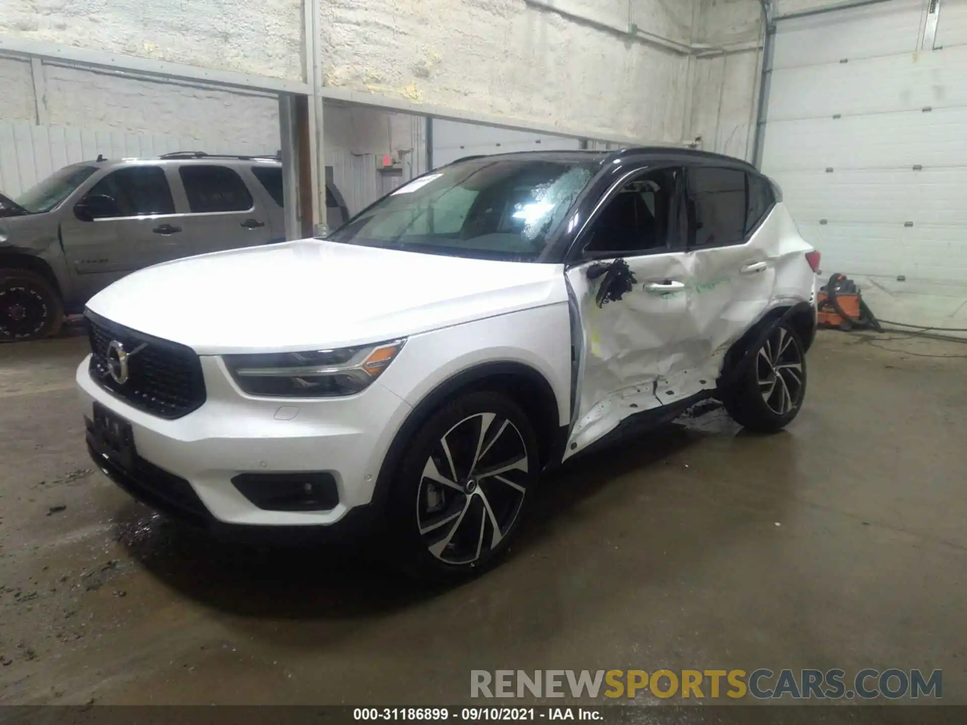 2 Photograph of a damaged car YV4162UM0M2498493 VOLVO XC40 2021