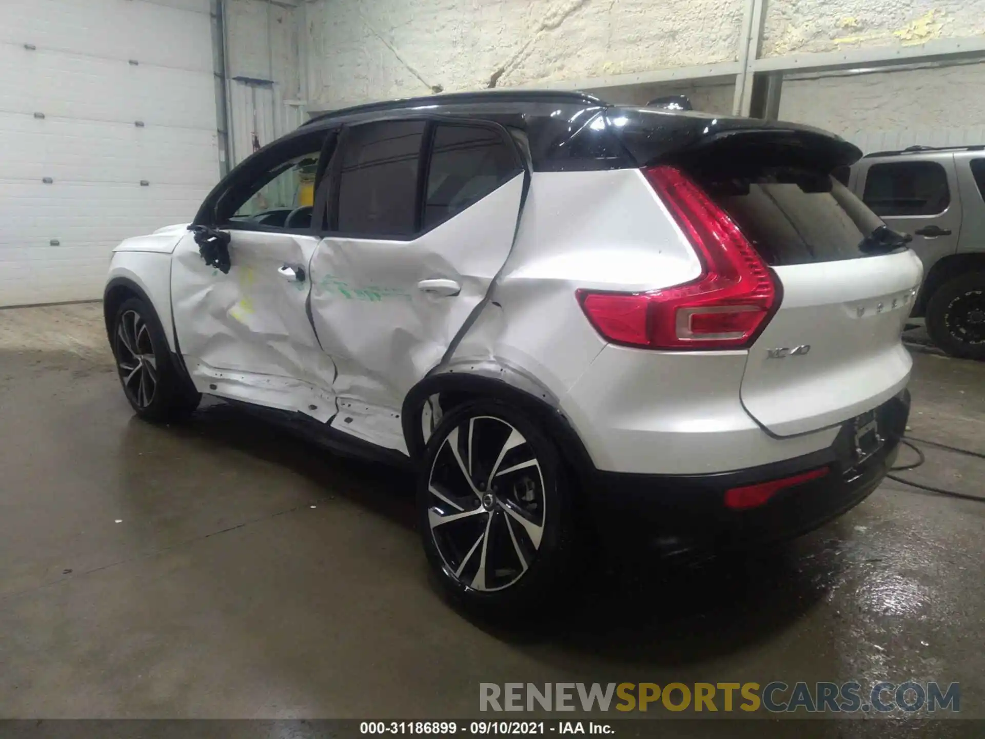 3 Photograph of a damaged car YV4162UM0M2498493 VOLVO XC40 2021