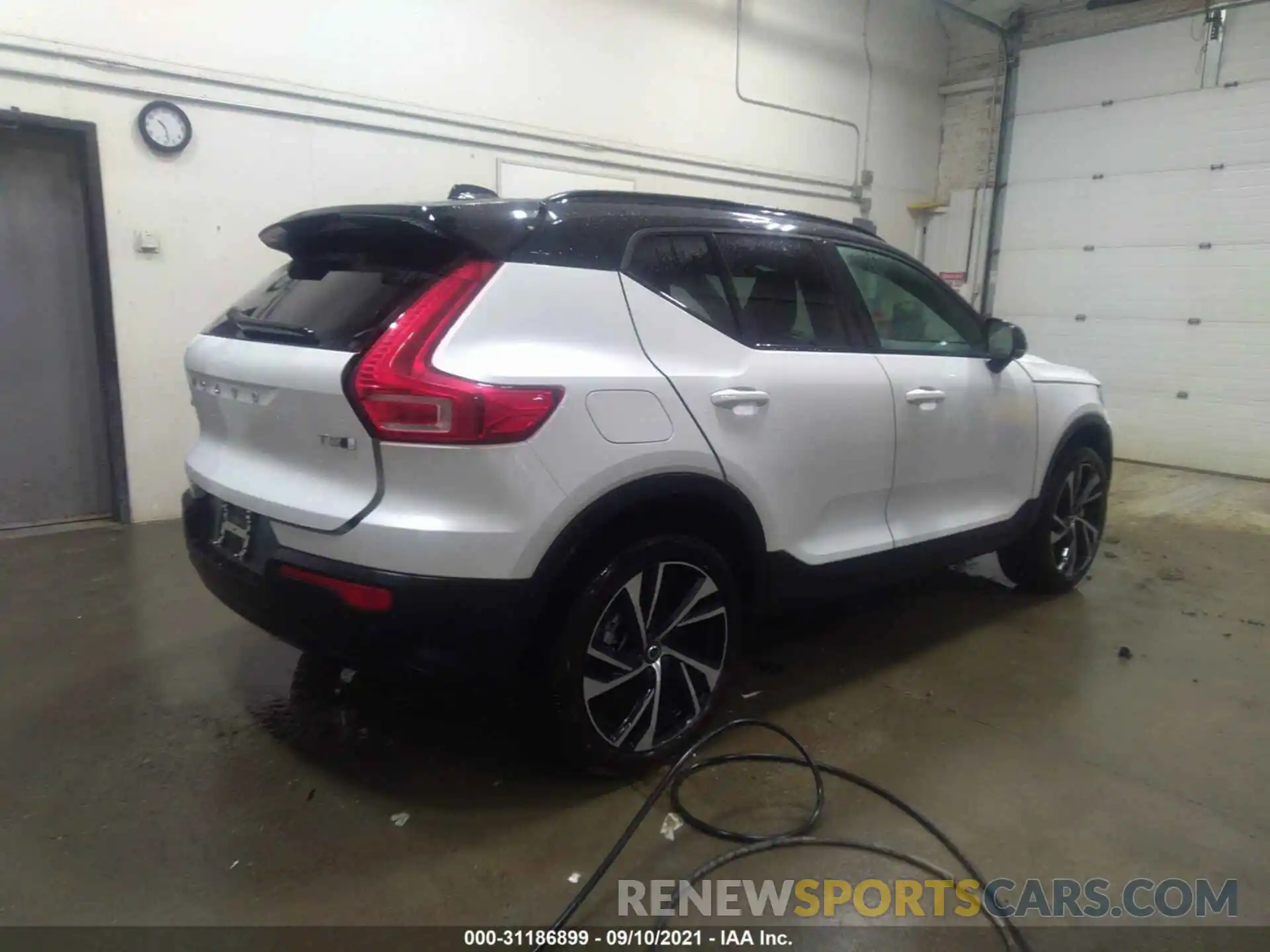 4 Photograph of a damaged car YV4162UM0M2498493 VOLVO XC40 2021