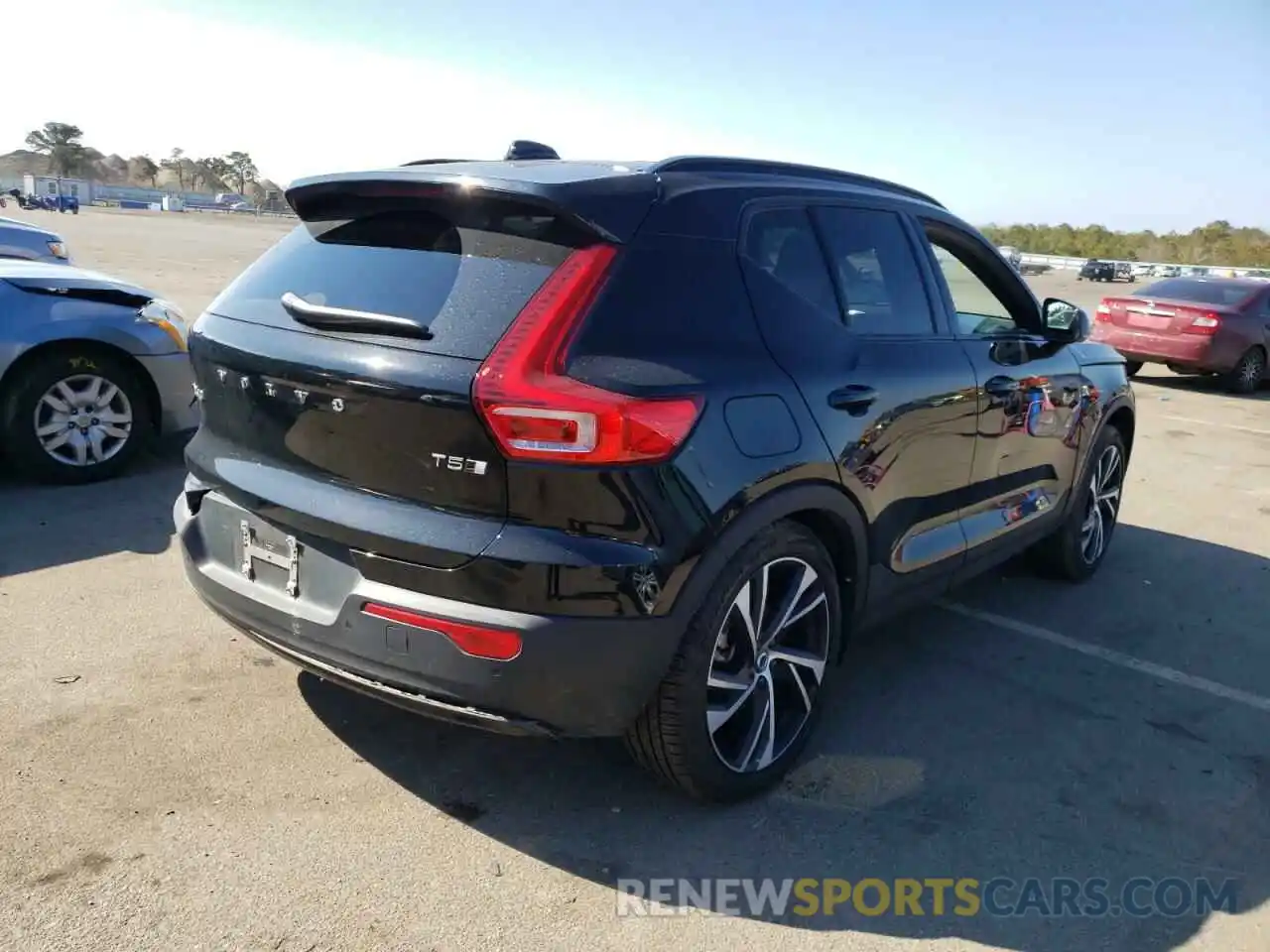 4 Photograph of a damaged car YV4162UM0M2513655 VOLVO XC40 2021