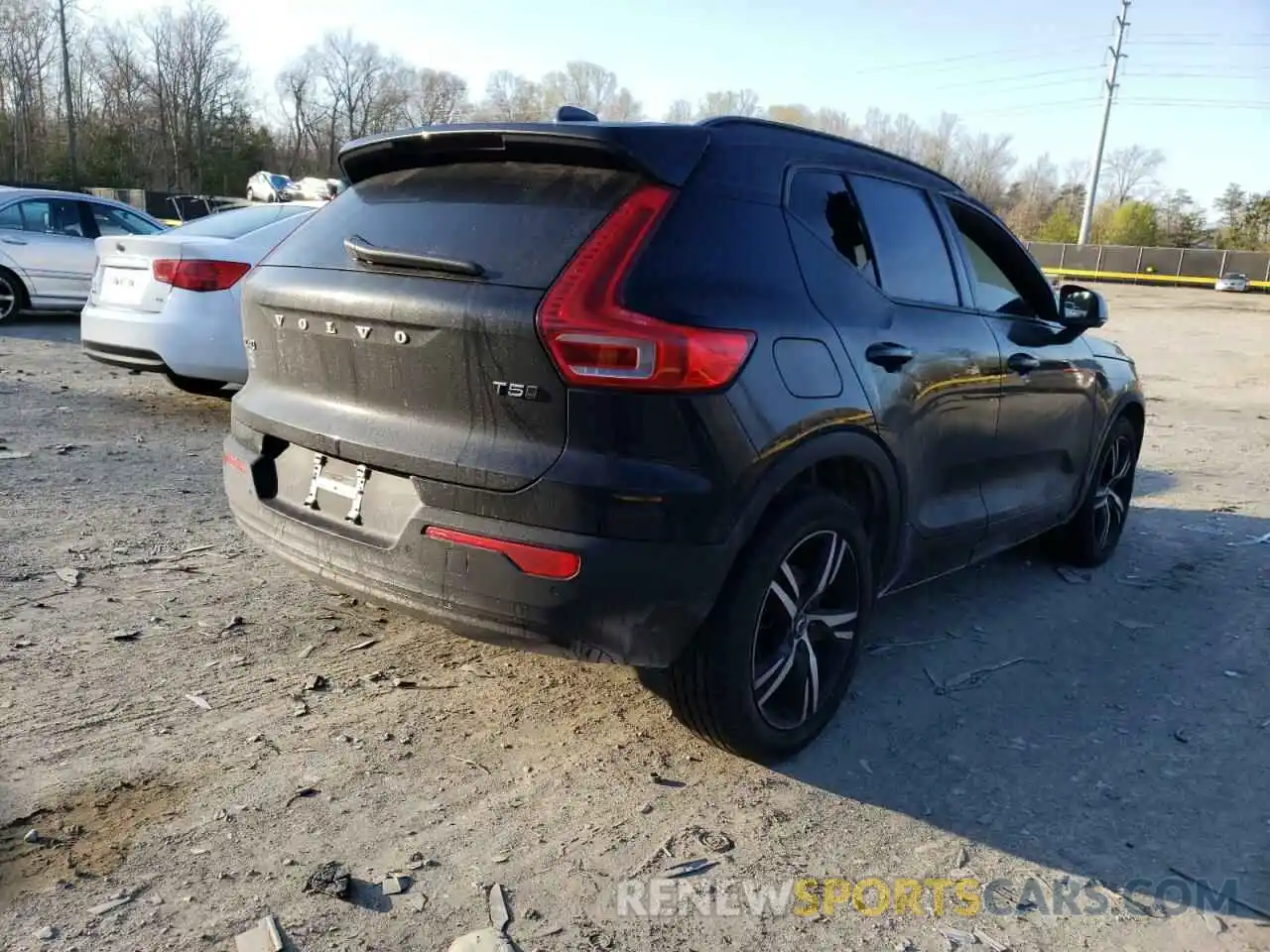 4 Photograph of a damaged car YV4162UM2M2471781 VOLVO XC40 2021