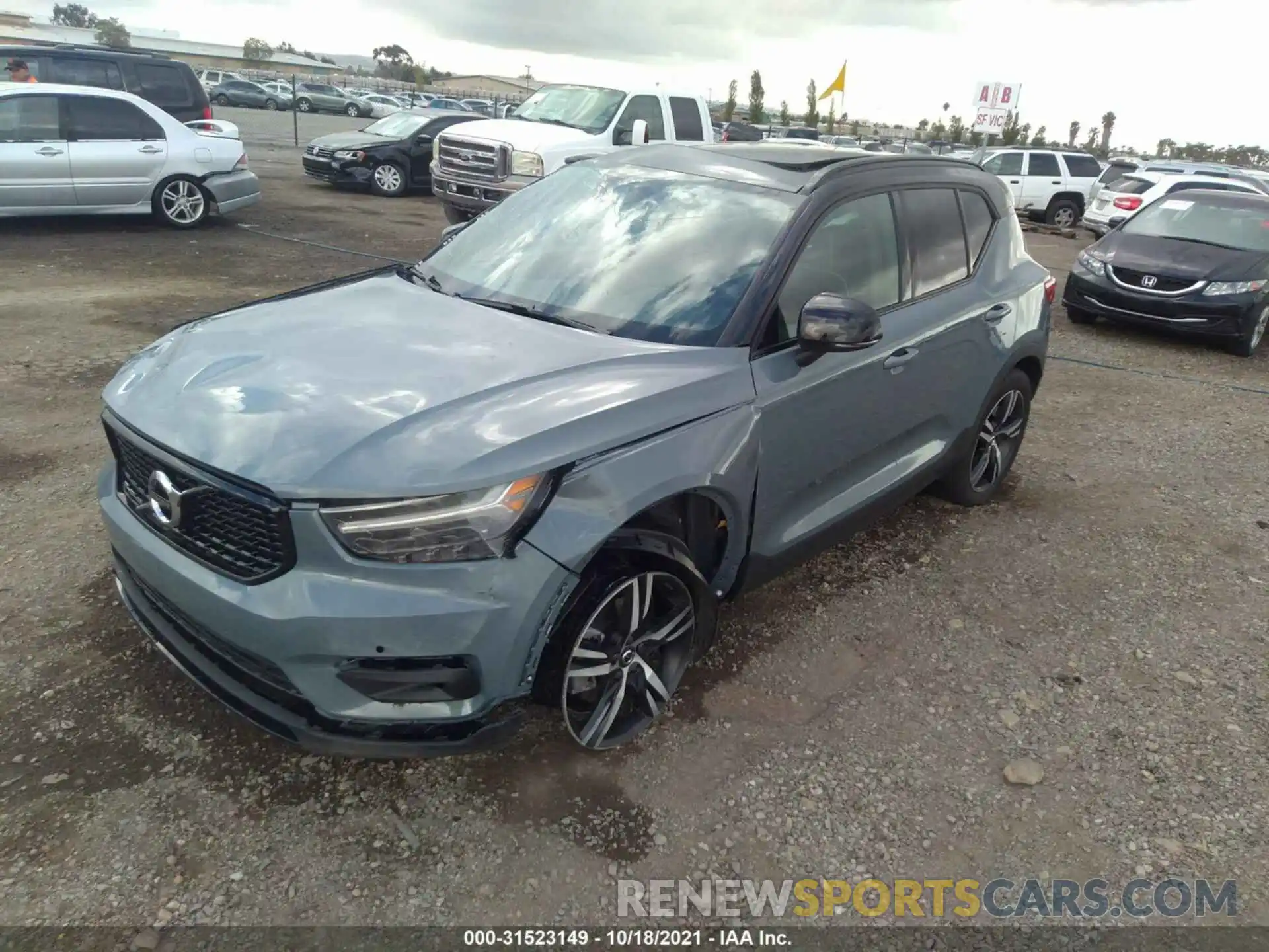 2 Photograph of a damaged car YV4162UM2M2568883 VOLVO XC40 2021