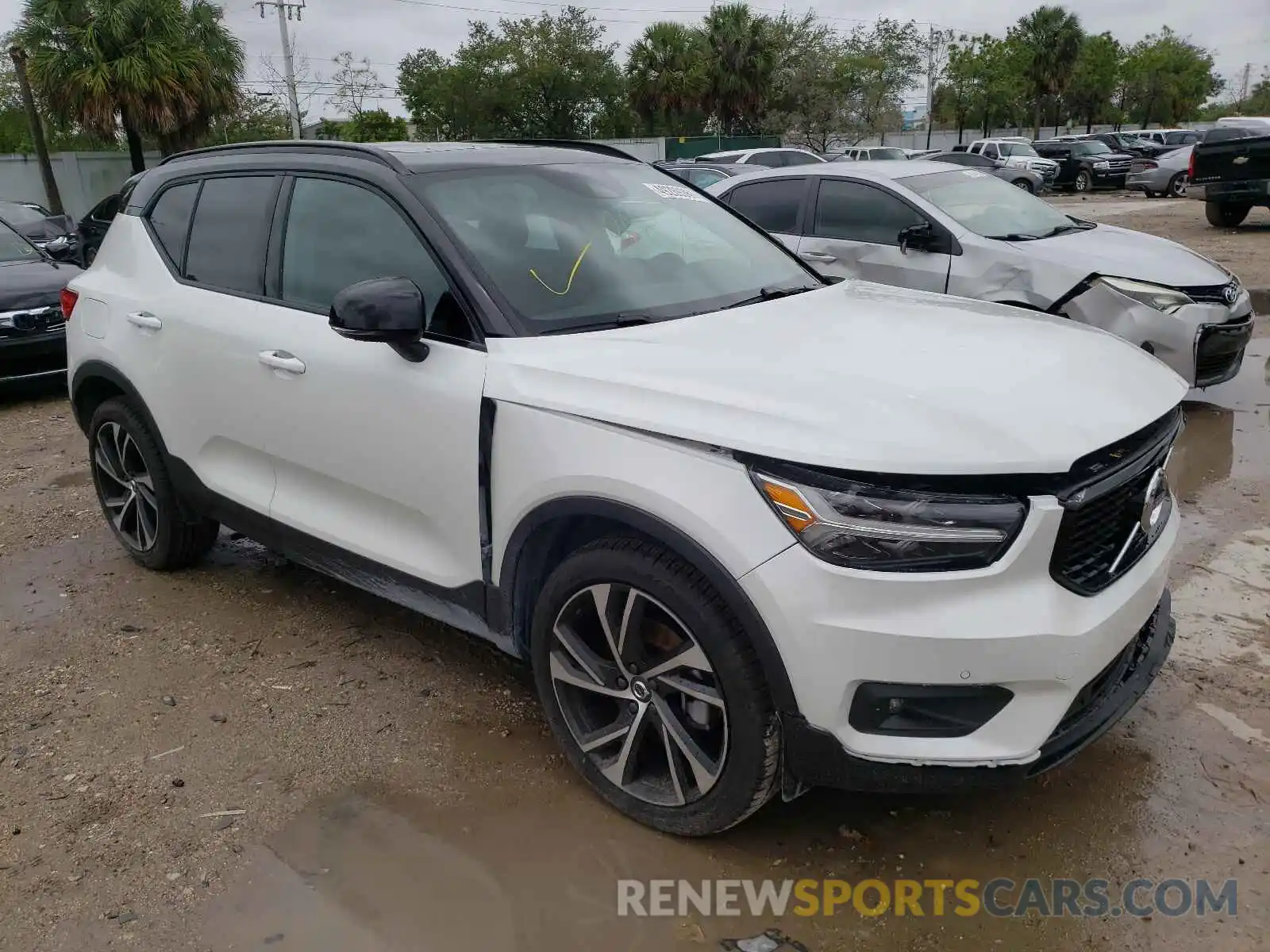 1 Photograph of a damaged car YV4162UM2M2589233 VOLVO XC40 2021