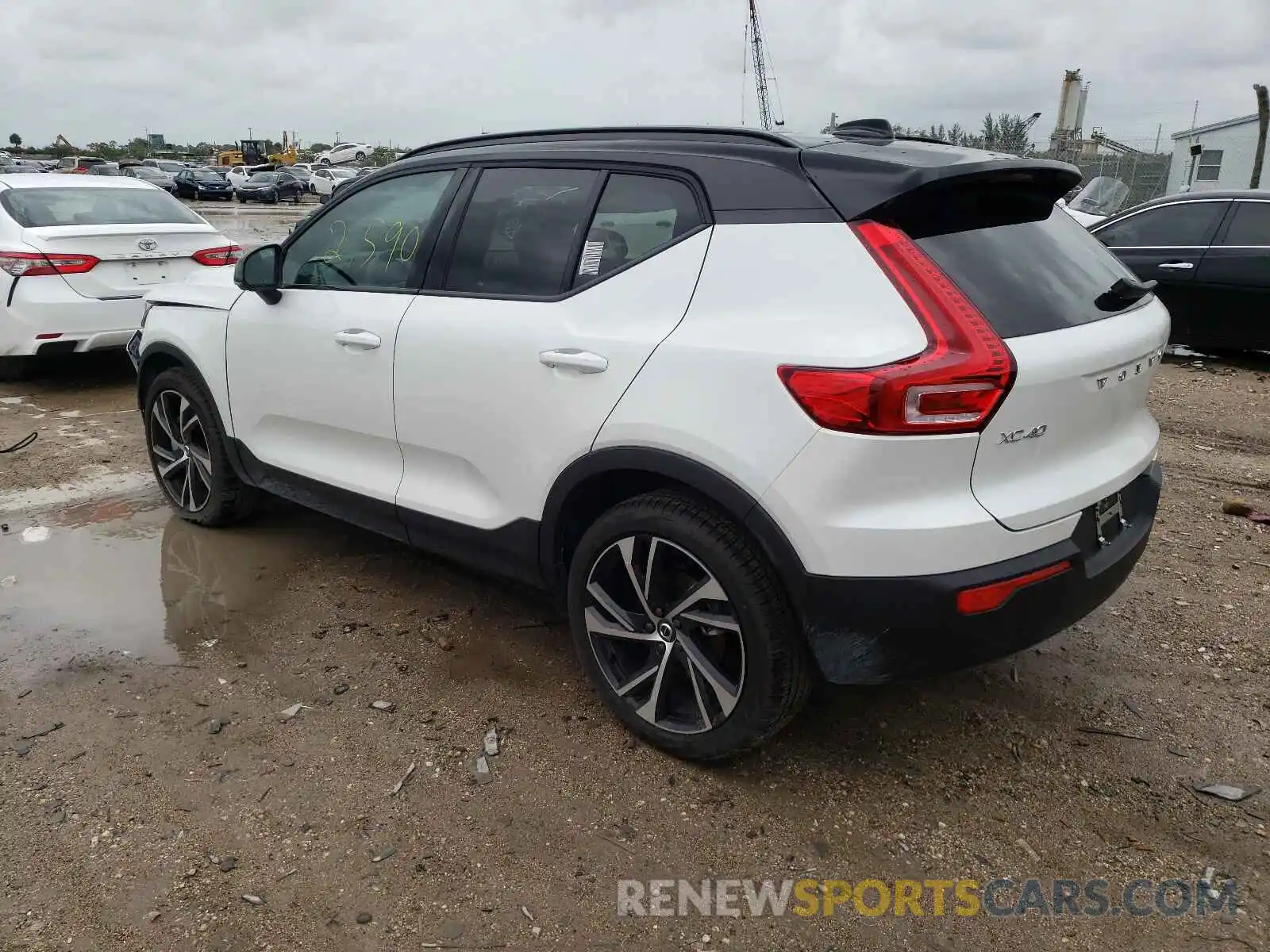 3 Photograph of a damaged car YV4162UM2M2589233 VOLVO XC40 2021