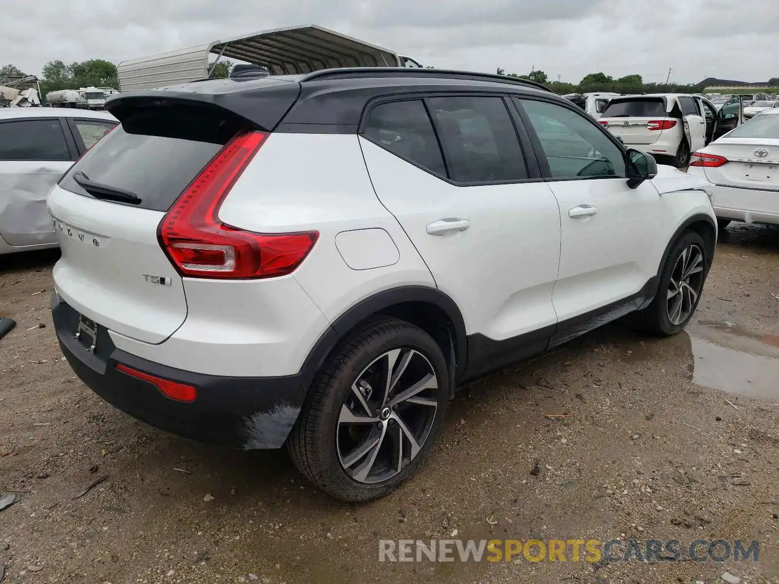 4 Photograph of a damaged car YV4162UM2M2589233 VOLVO XC40 2021