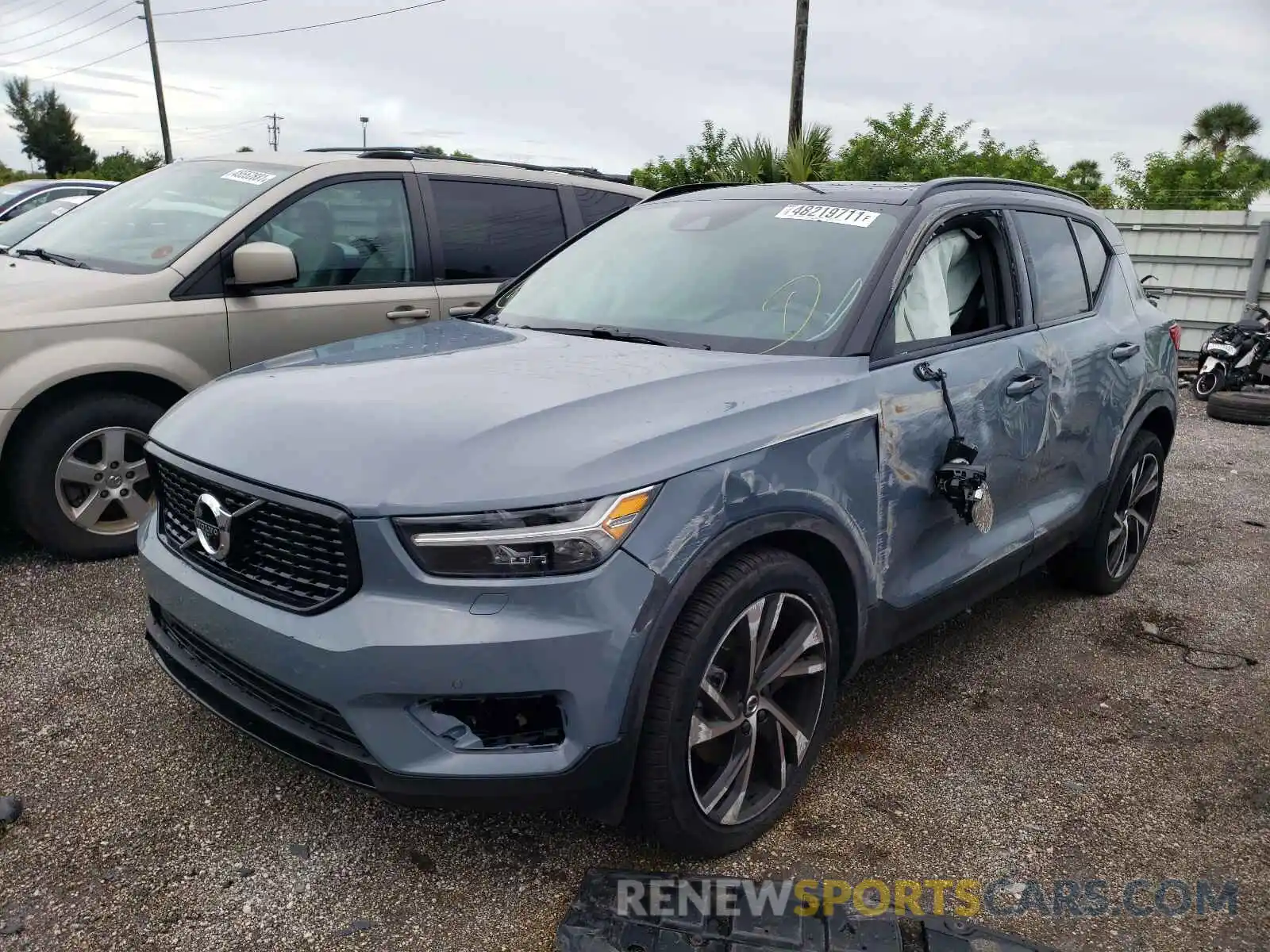 2 Photograph of a damaged car YV4162UM3M2553342 VOLVO XC40 2021