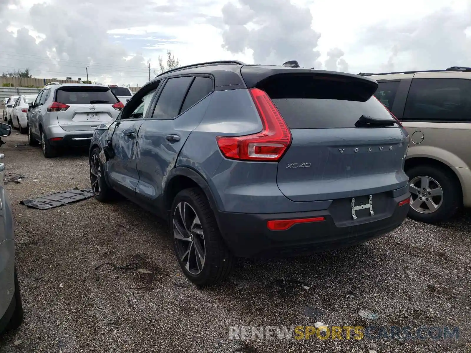 3 Photograph of a damaged car YV4162UM3M2553342 VOLVO XC40 2021