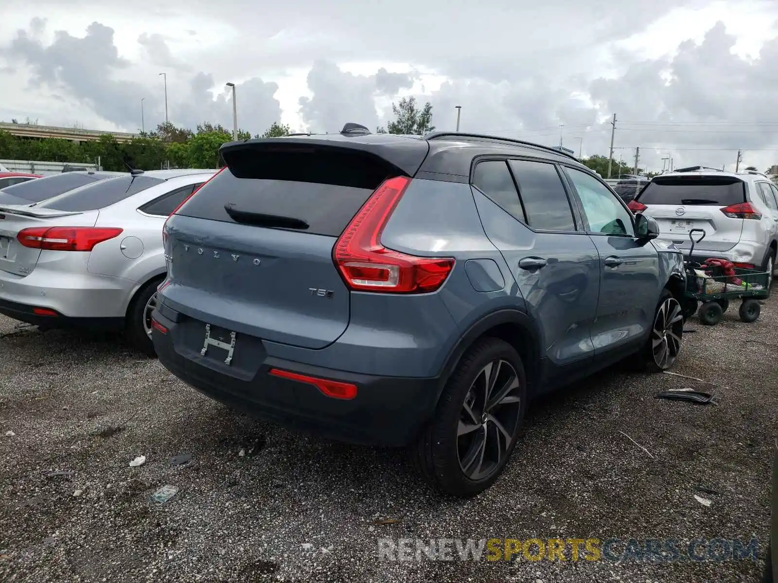 4 Photograph of a damaged car YV4162UM3M2553342 VOLVO XC40 2021