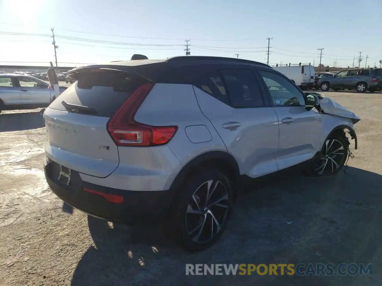 4 Photograph of a damaged car YV4162UM3M2565555 VOLVO XC40 2021