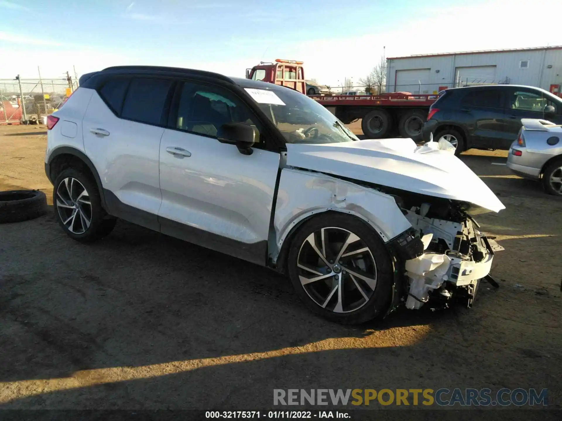 1 Photograph of a damaged car YV4162UM3M2569699 VOLVO XC40 2021