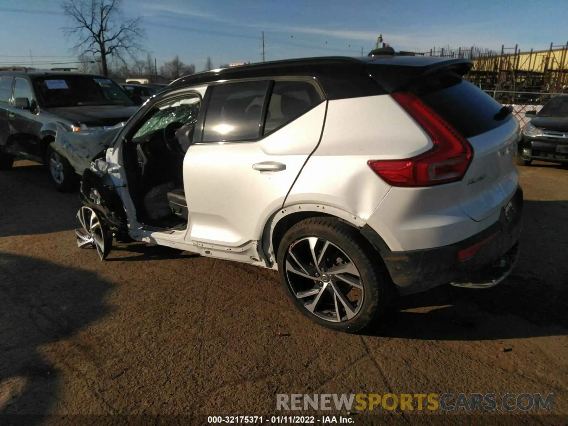 3 Photograph of a damaged car YV4162UM3M2569699 VOLVO XC40 2021