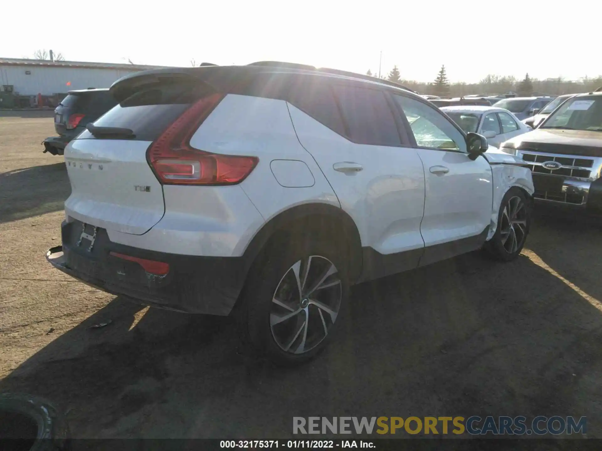 4 Photograph of a damaged car YV4162UM3M2569699 VOLVO XC40 2021