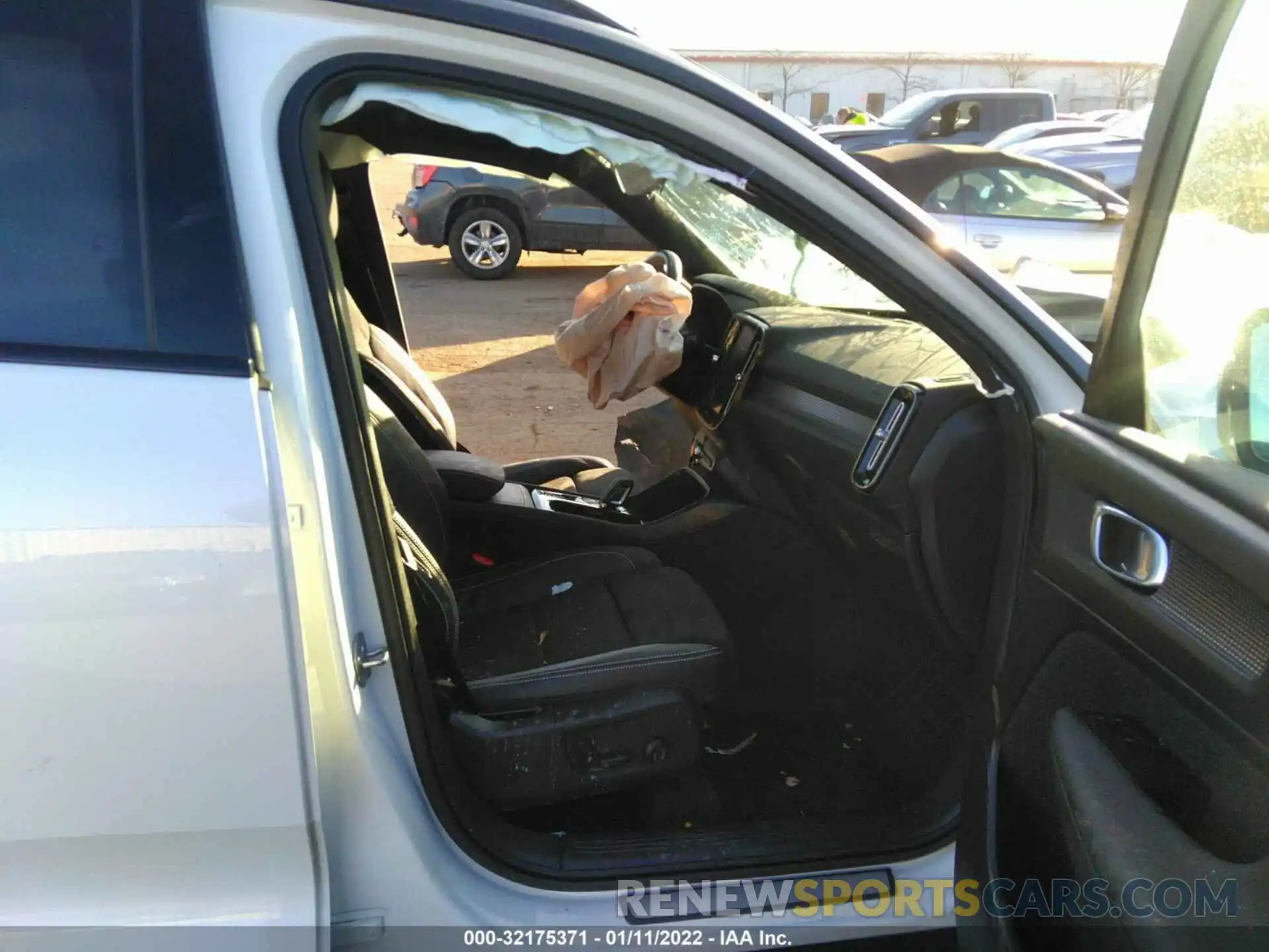 5 Photograph of a damaged car YV4162UM3M2569699 VOLVO XC40 2021