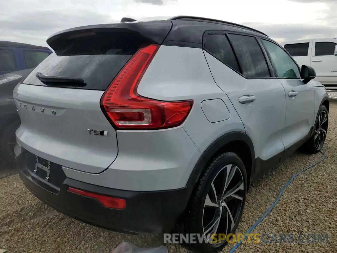 4 Photograph of a damaged car YV4162UM4M2461575 VOLVO XC40 2021