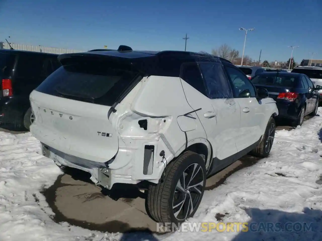 4 Photograph of a damaged car YV4162UM4M2505459 VOLVO XC40 2021