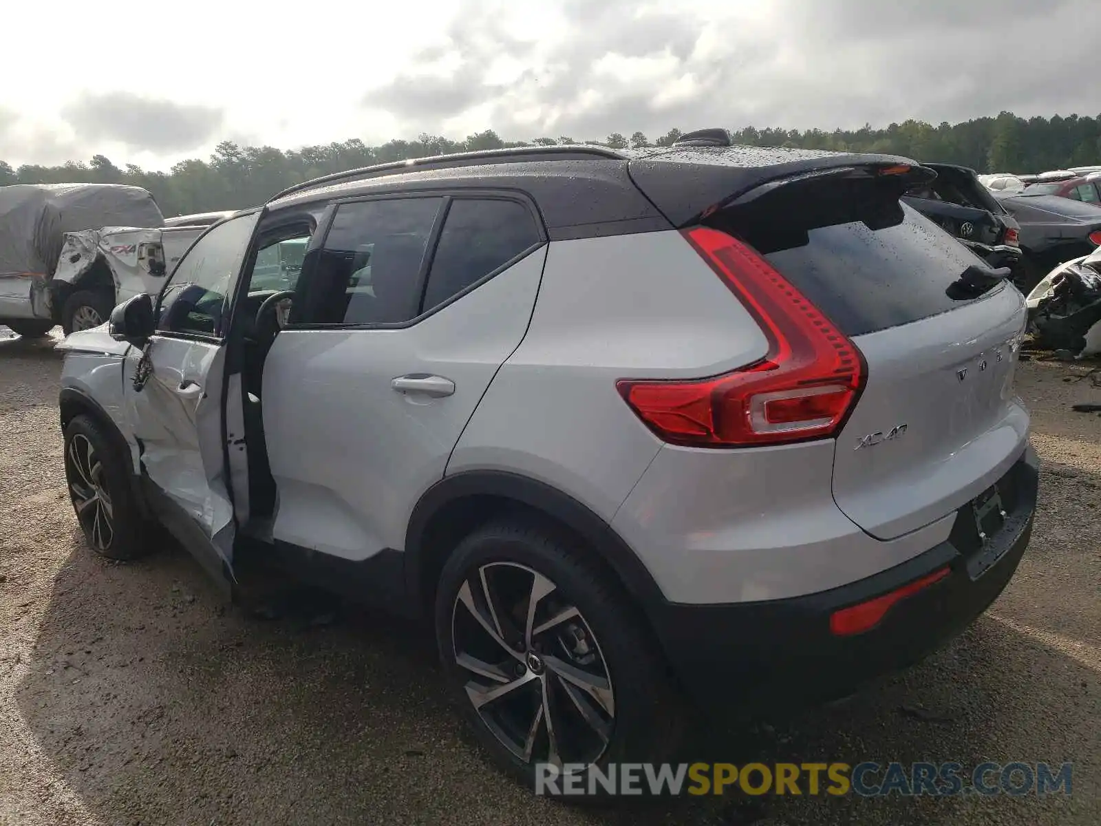 3 Photograph of a damaged car YV4162UM4M2561286 VOLVO XC40 2021